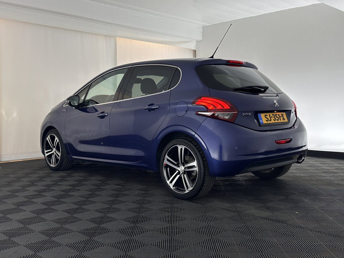 Peugeot 208 1.6 BlueHDi GT-line *LEATHER-FABRIC | SPORT-SEATS | CARPLAY | PRIVACY-GLASS | ECC | PDC | CRUISE | 17''ALU*