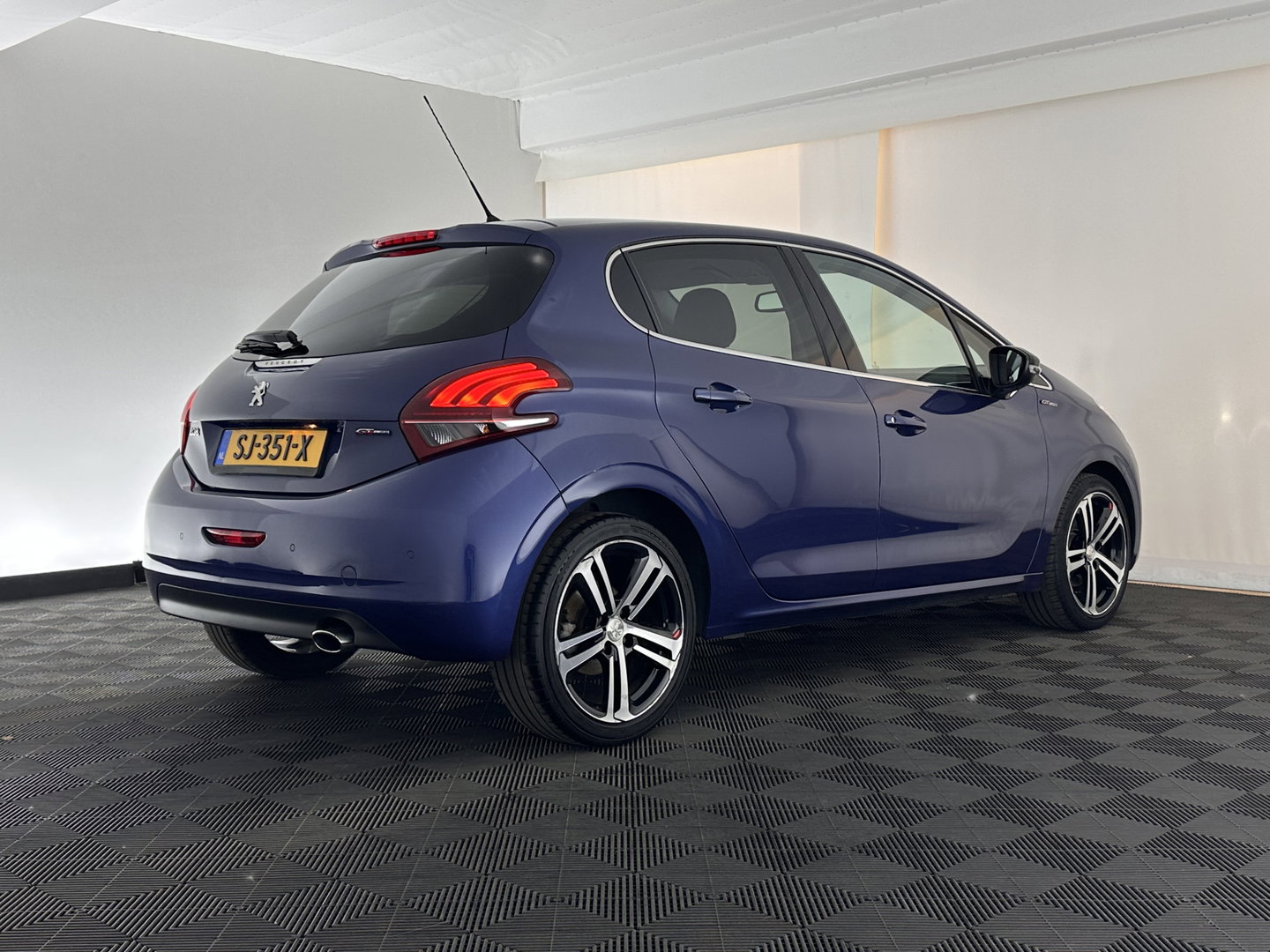 Peugeot 208 1.6 BlueHDi GT-line *LEATHER-FABRIC | SPORT-SEATS | CARPLAY | PRIVACY-GLASS | ECC | PDC | CRUISE | 17''ALU*
