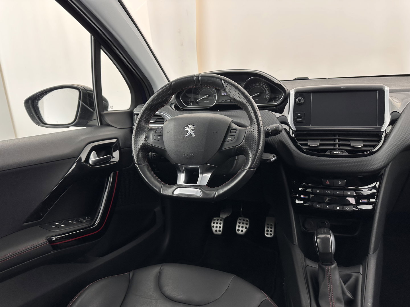 Peugeot 208 1.6 BlueHDi GT-line *LEATHER-FABRIC | SPORT-SEATS | CARPLAY | PRIVACY-GLASS | ECC | PDC | CRUISE | 17''ALU*