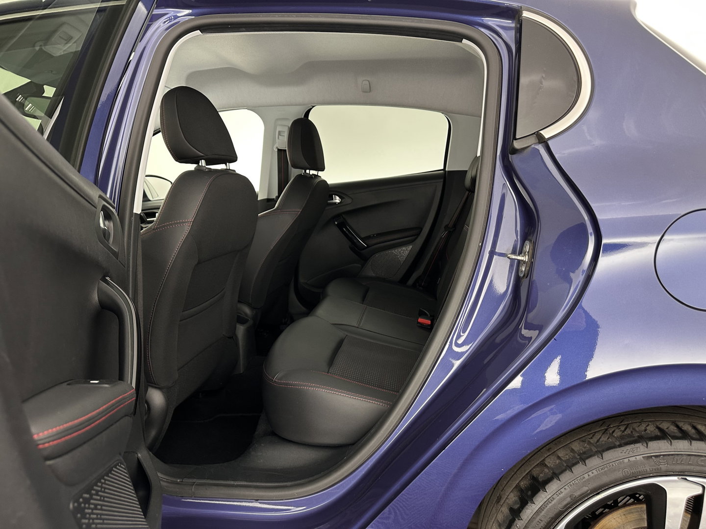 Peugeot 208 1.6 BlueHDi GT-line *LEATHER-FABRIC | SPORT-SEATS | CARPLAY | PRIVACY-GLASS | ECC | PDC | CRUISE | 17''ALU*