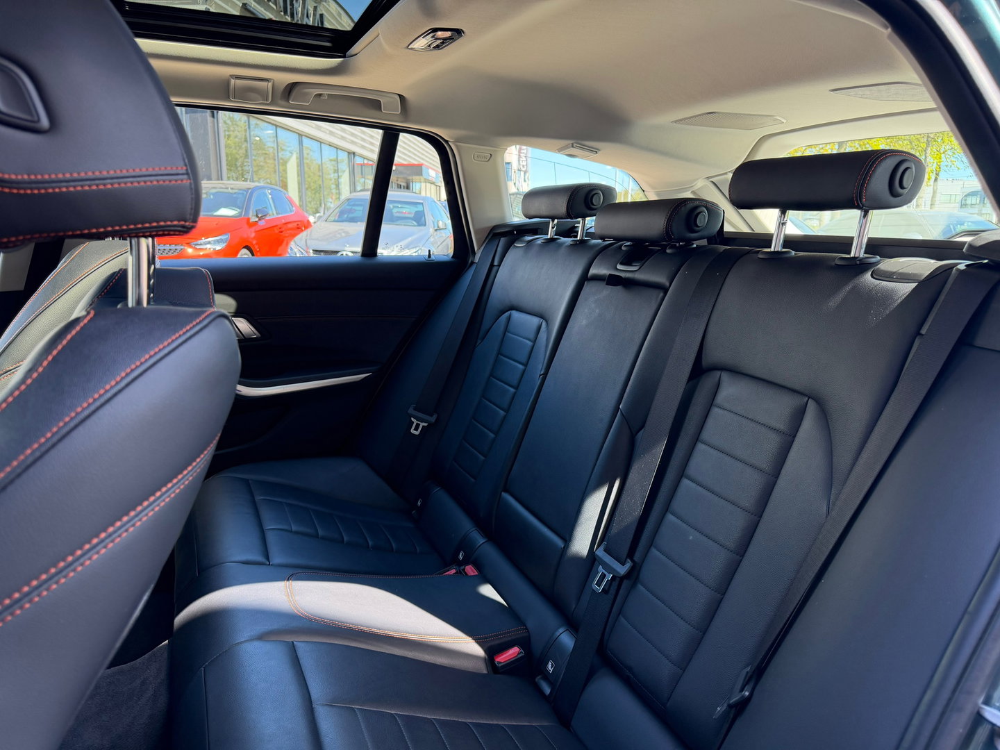 BMW 3 Serie Touring 330i High Exe Pano|Leder|Harman&Kardon|Memory|Carplay|Keyless|Camera