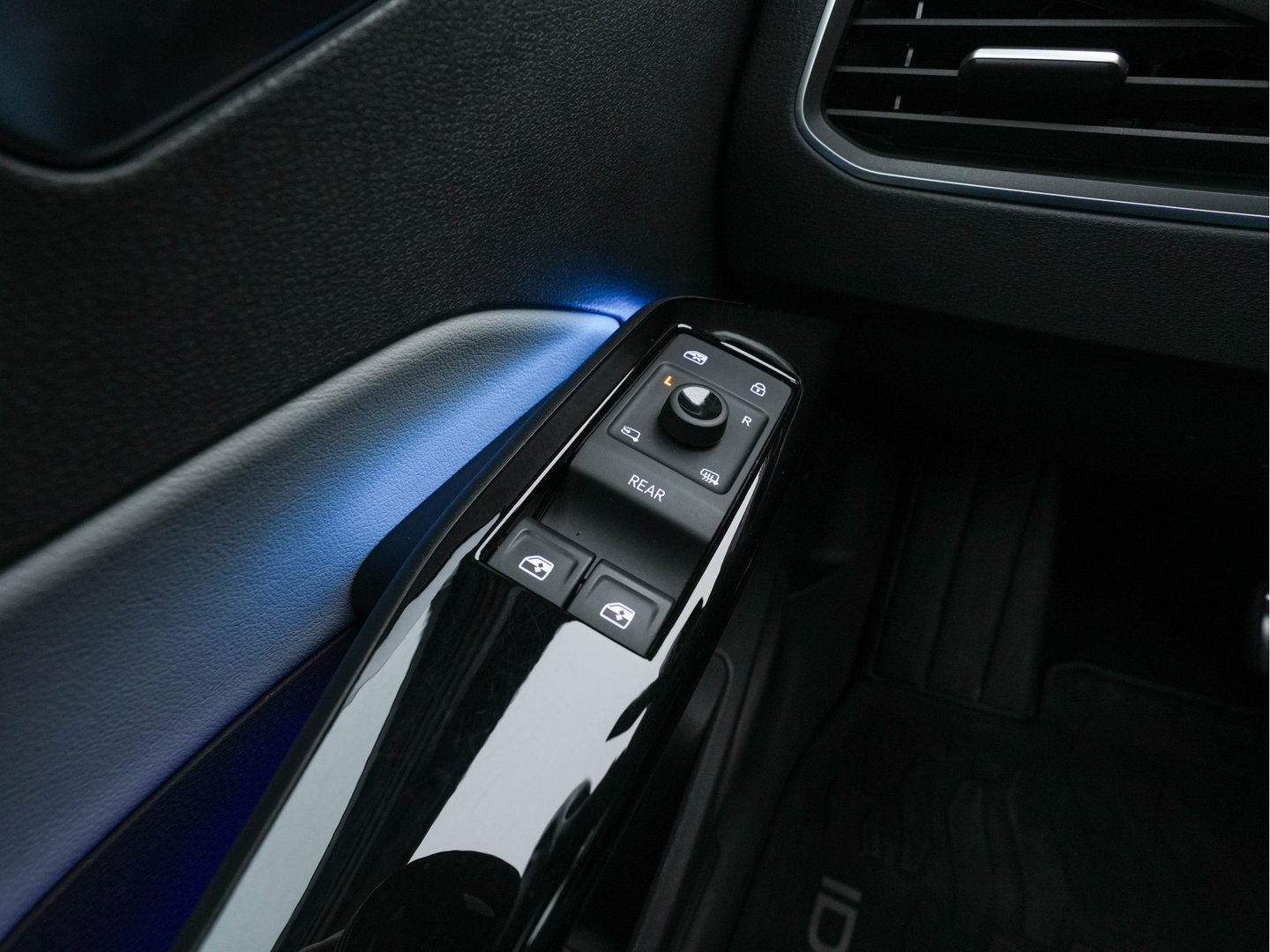 Volkswagen ID.3 Pro 58 kWh [ 3-Fase ] (INCL.BTW) *PANO | HEAD-UP | ADAPTIVE-CRUISE | BLINDSPOT | FULL-LED | HEATED-COMFORTSEATS | CAMERA | DIGI-COCKPIT | AMBIENT-LIGHT | DAB | PRIVACY-GLASS | CARPLAY | NAVI-FULLMAP | ECC | PDC*