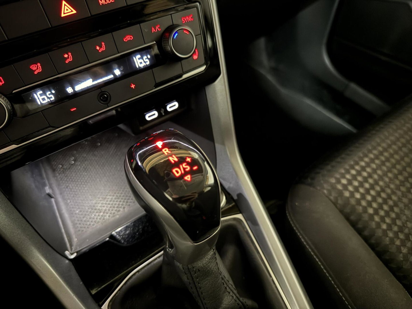 Volkswagen T-Cross 1.0 TSI R-Line DSG Carplay Trekh. Stoelv. NAP