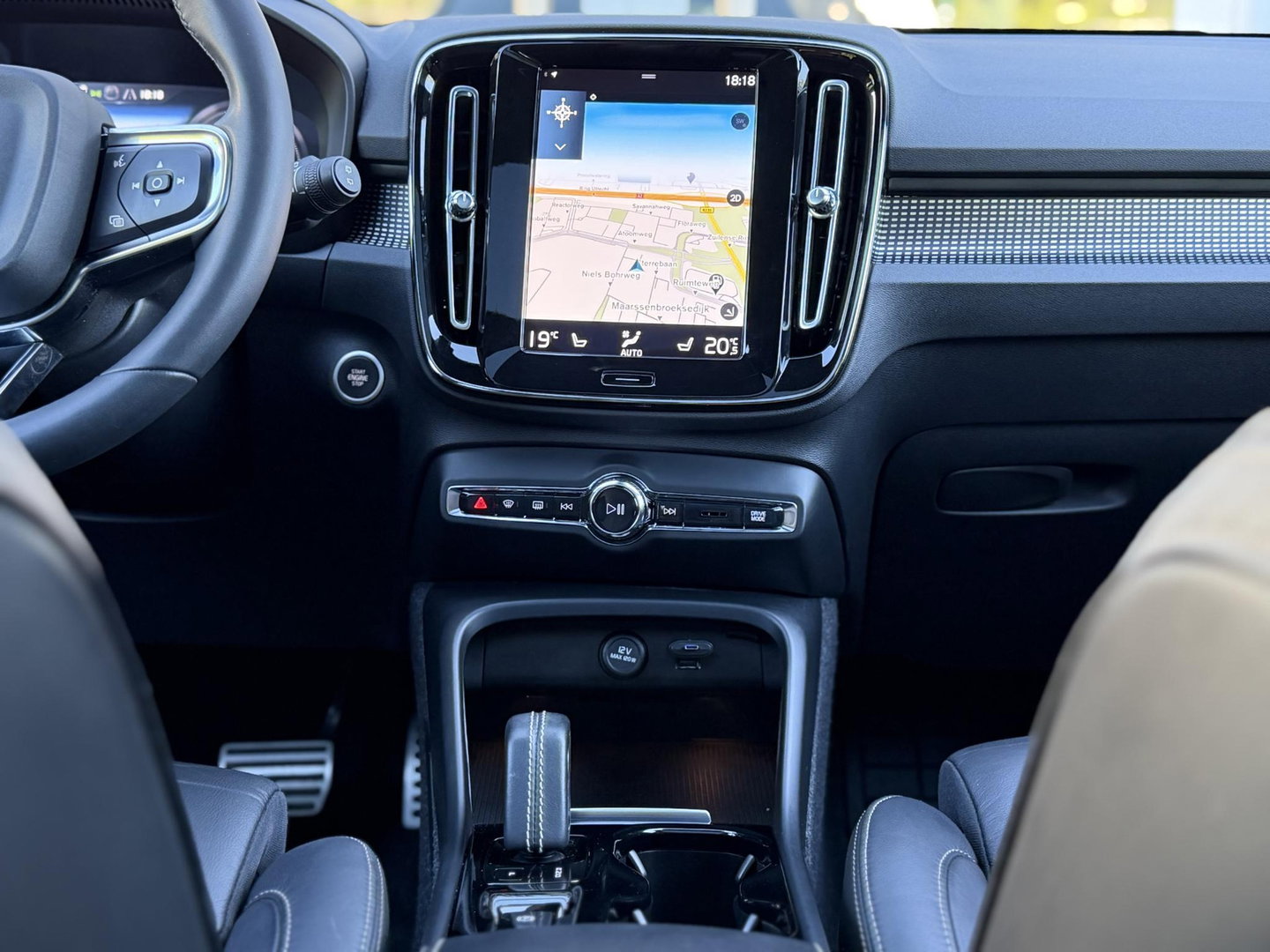Volvo XC40 1.5 T4 Recharge R-Design |Pano|Leer|Winterpakket|Cam|20"