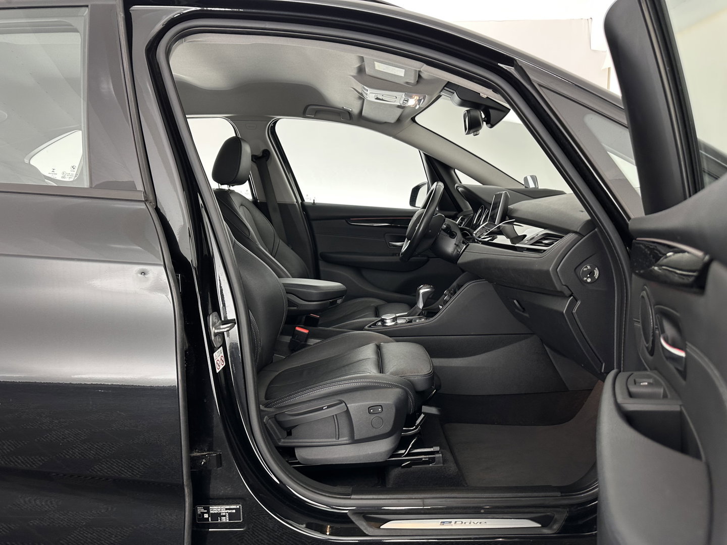 BMW 2 Serie Active Tourer 225xe iPerformance Saphir Edition {SOH-84%} Aut. *LEATHER | HEAD-UP | FULL-LED | HEATED-SPORTSEATS | CAMERA | NAVI-FULLMAP | PRIVACY-GLASS | ECC | PDC | 17''ALU*