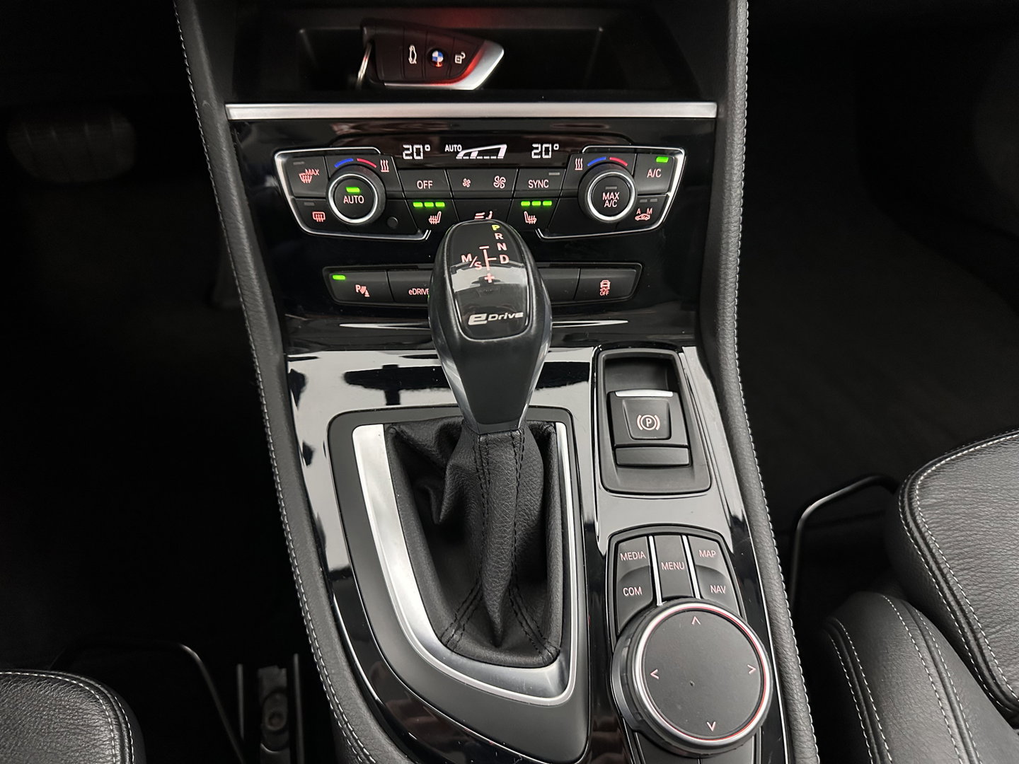 BMW 2 Serie Active Tourer 225xe iPerformance Saphir Edition {SOH-84%} Aut. *LEATHER | HEAD-UP | FULL-LED | HEATED-SPORTSEATS | CAMERA | NAVI-FULLMAP | PRIVACY-GLASS | ECC | PDC | 17''ALU*