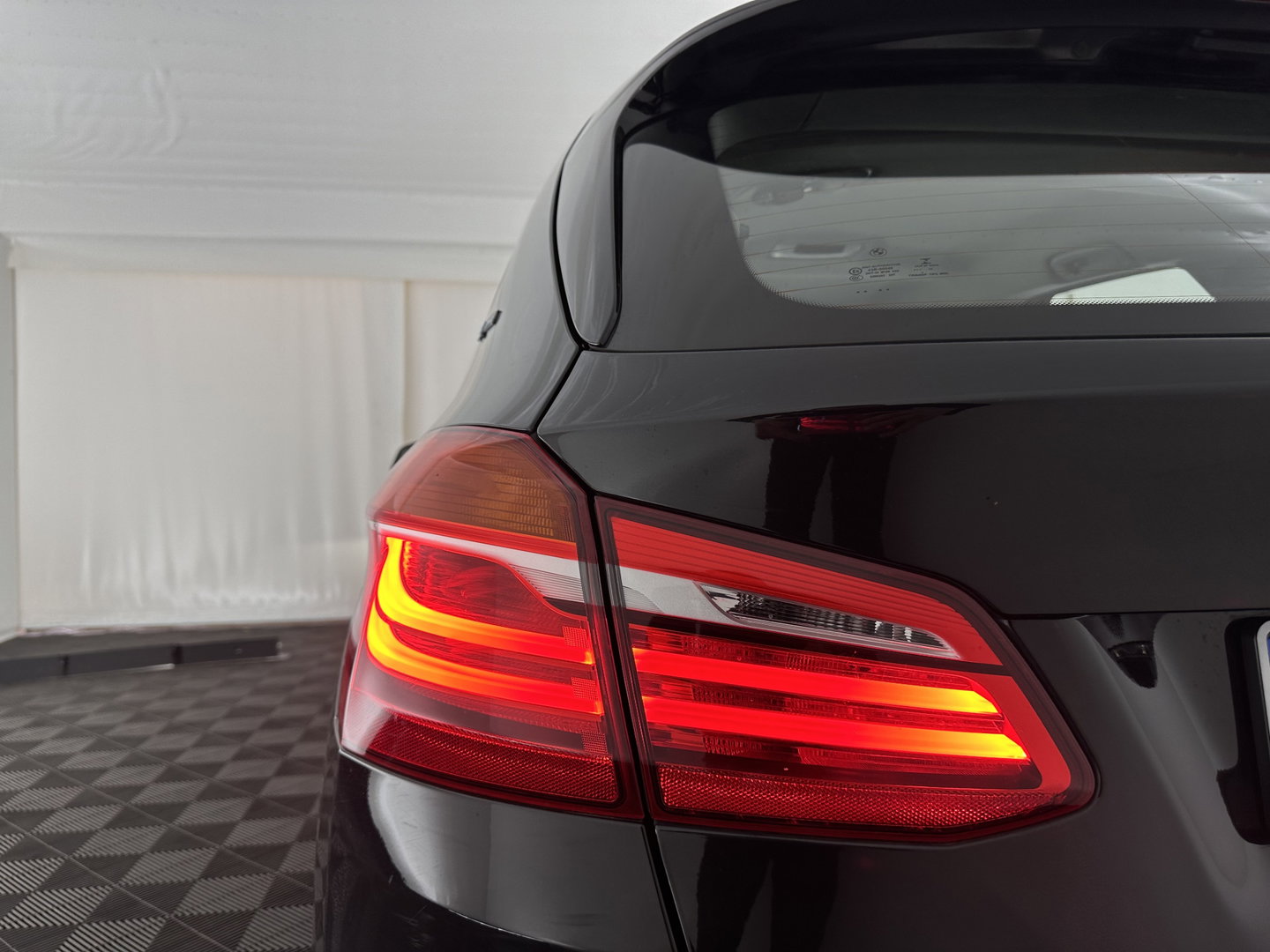 BMW 2 Serie Active Tourer 225xe iPerformance Saphir Edition {SOH-84%} Aut. *LEATHER | HEAD-UP | FULL-LED | HEATED-SPORTSEATS | CAMERA | NAVI-FULLMAP | PRIVACY-GLASS | ECC | PDC | 17''ALU*