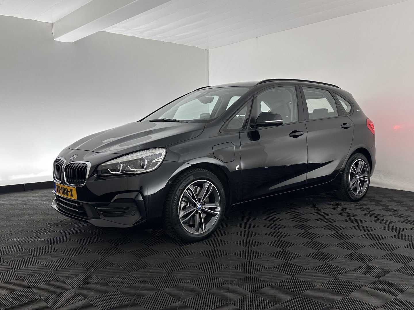 BMW 2 Serie Active Tourer 225xe iPerformance Saphir Edition {SOH-84%} Aut. *LEATHER | HEAD-UP | FULL-LED | HEATED-SPORTSEATS | CAMERA | NAVI-FULLMAP | PRIVACY-GLASS | ECC | PDC | 17''ALU*