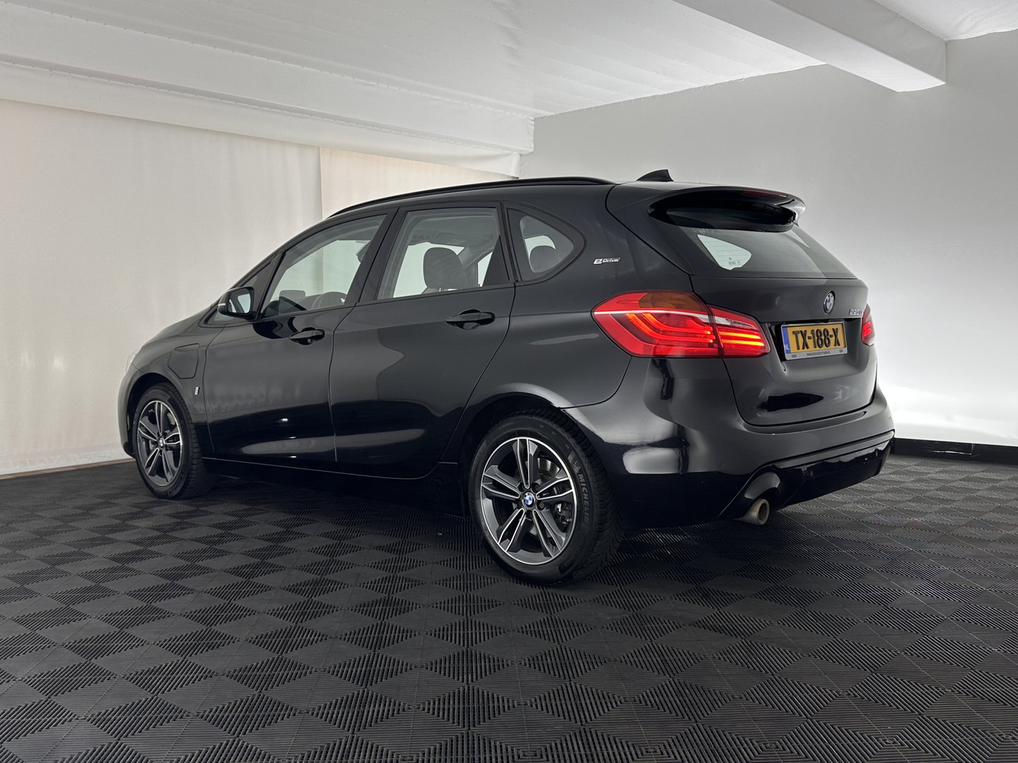 BMW 2 Serie Active Tourer 225xe iPerformance Saphir Edition {SOH-84%} Aut. *LEATHER | HEAD-UP | FULL-LED | HEATED-SPORTSEATS | CAMERA | NAVI-FULLMAP | PRIVACY-GLASS | ECC | PDC | 17''ALU*
