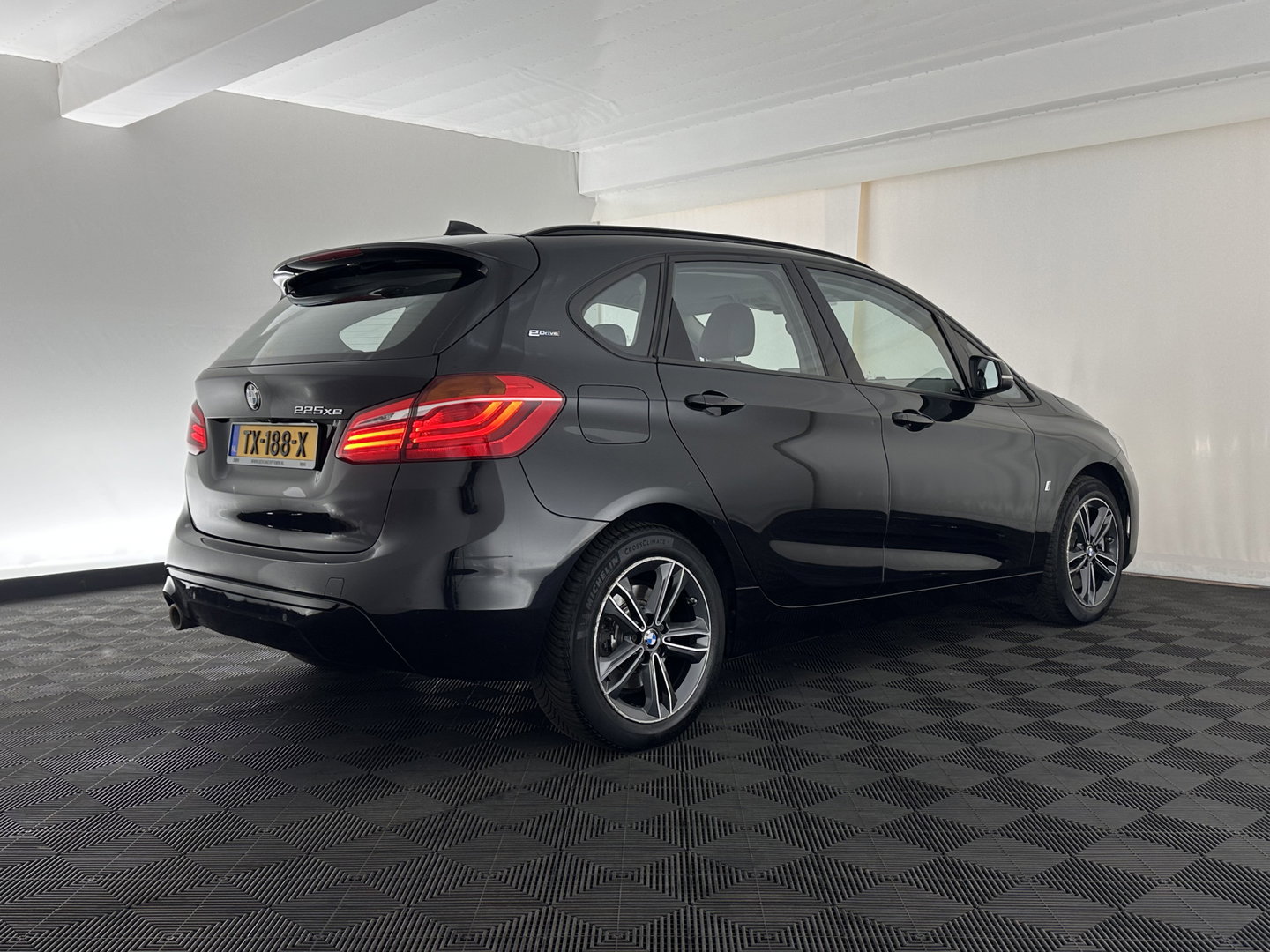 BMW 2 Serie Active Tourer 225xe iPerformance Saphir Edition {SOH-84%} Aut. *LEATHER | HEAD-UP | FULL-LED | HEATED-SPORTSEATS | CAMERA | NAVI-FULLMAP | PRIVACY-GLASS | ECC | PDC | 17''ALU*