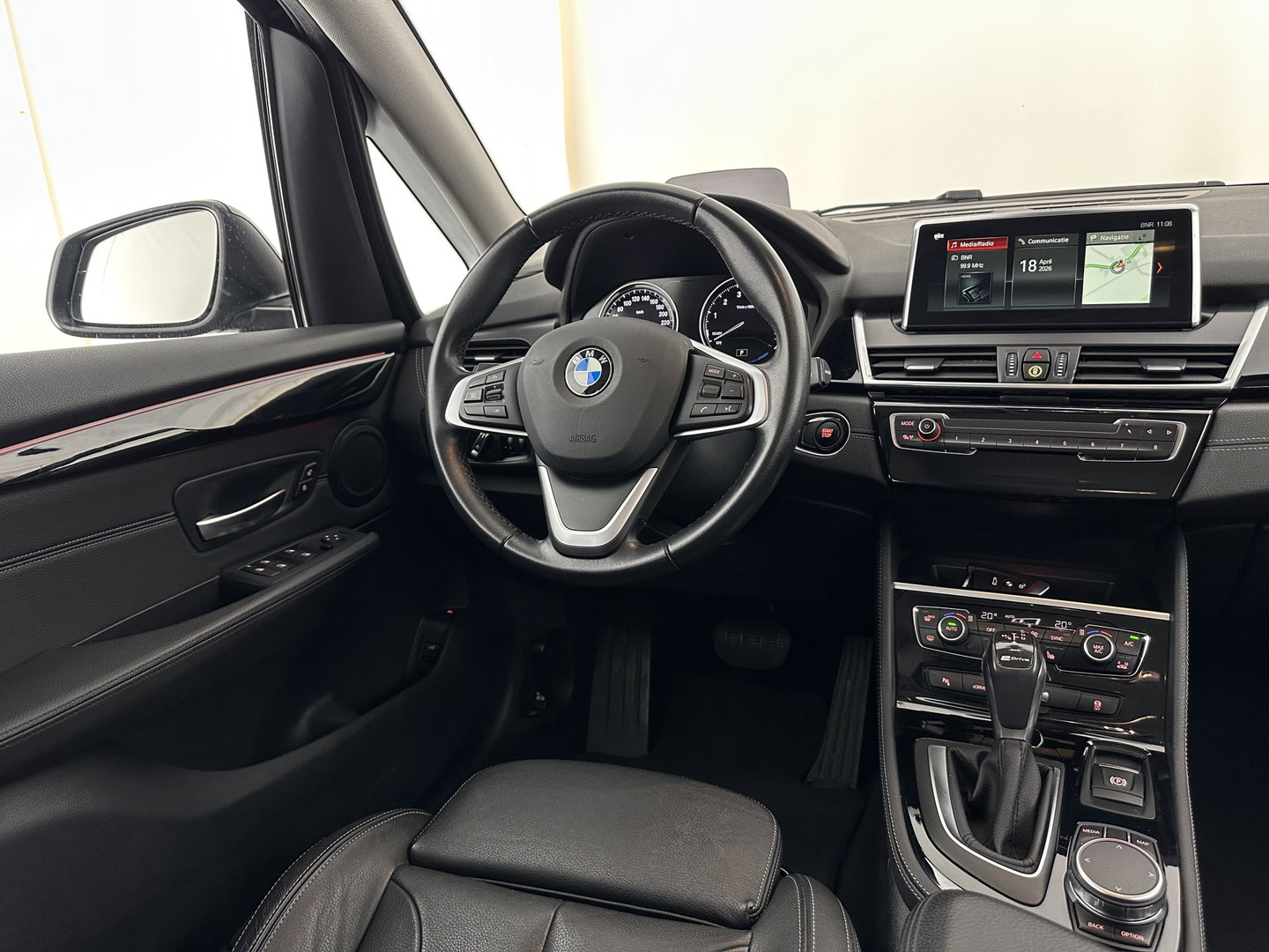 BMW 2 Serie Active Tourer 225xe iPerformance Saphir Edition {SOH-84%} Aut. *LEATHER | HEAD-UP | FULL-LED | HEATED-SPORTSEATS | CAMERA | NAVI-FULLMAP | PRIVACY-GLASS | ECC | PDC | 17''ALU*
