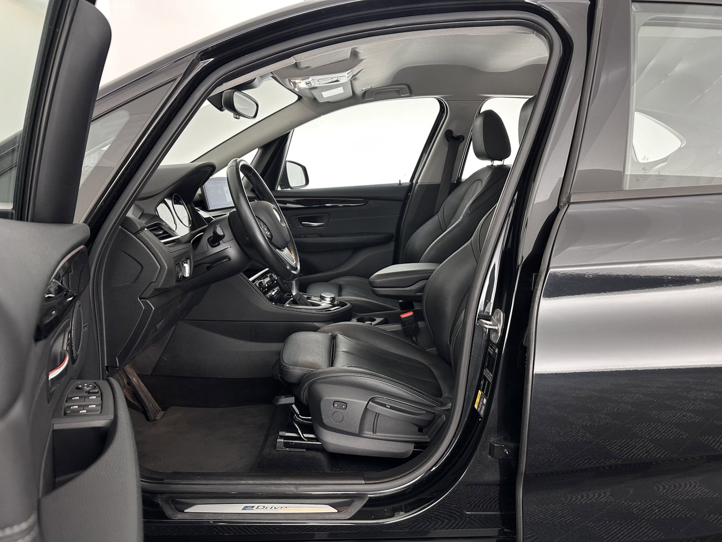 BMW 2 Serie Active Tourer 225xe iPerformance Saphir Edition {SOH-84%} Aut. *LEATHER | HEAD-UP | FULL-LED | HEATED-SPORTSEATS | CAMERA | NAVI-FULLMAP | PRIVACY-GLASS | ECC | PDC | 17''ALU*