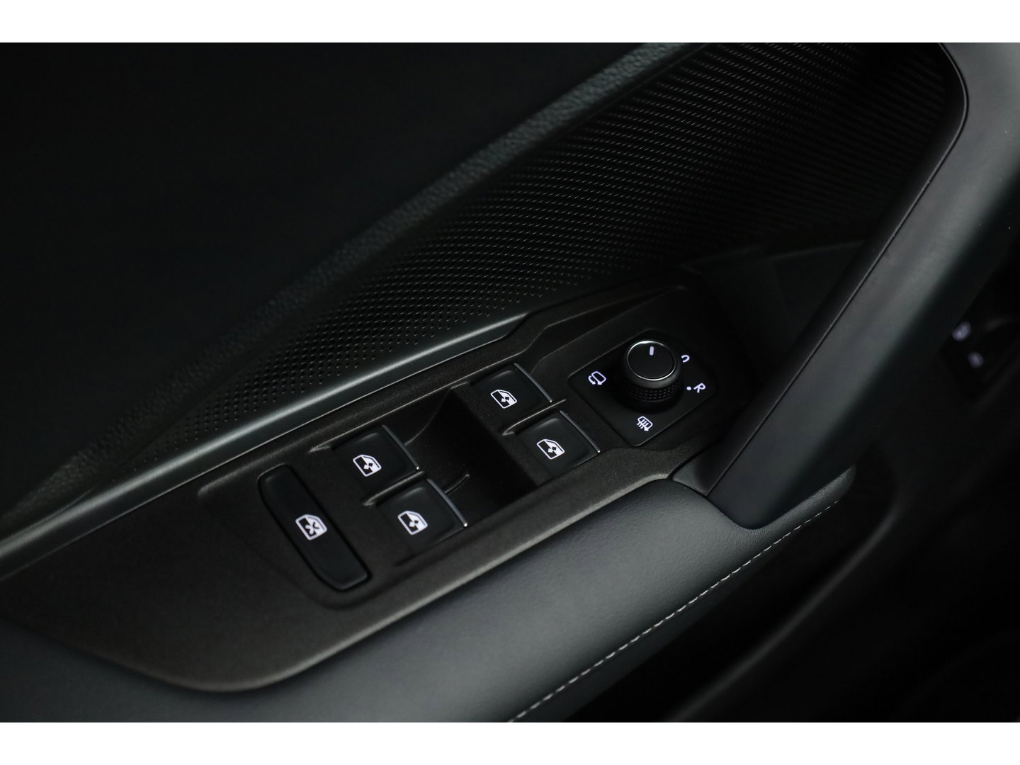 Volkswagen Tiguan eHybrid R-Line Black Style 272pk | Pano | HUD | Stoelventi. | Massage | Leder | Memory | Elek. Trekhaak | H&K Audio | 360cam x