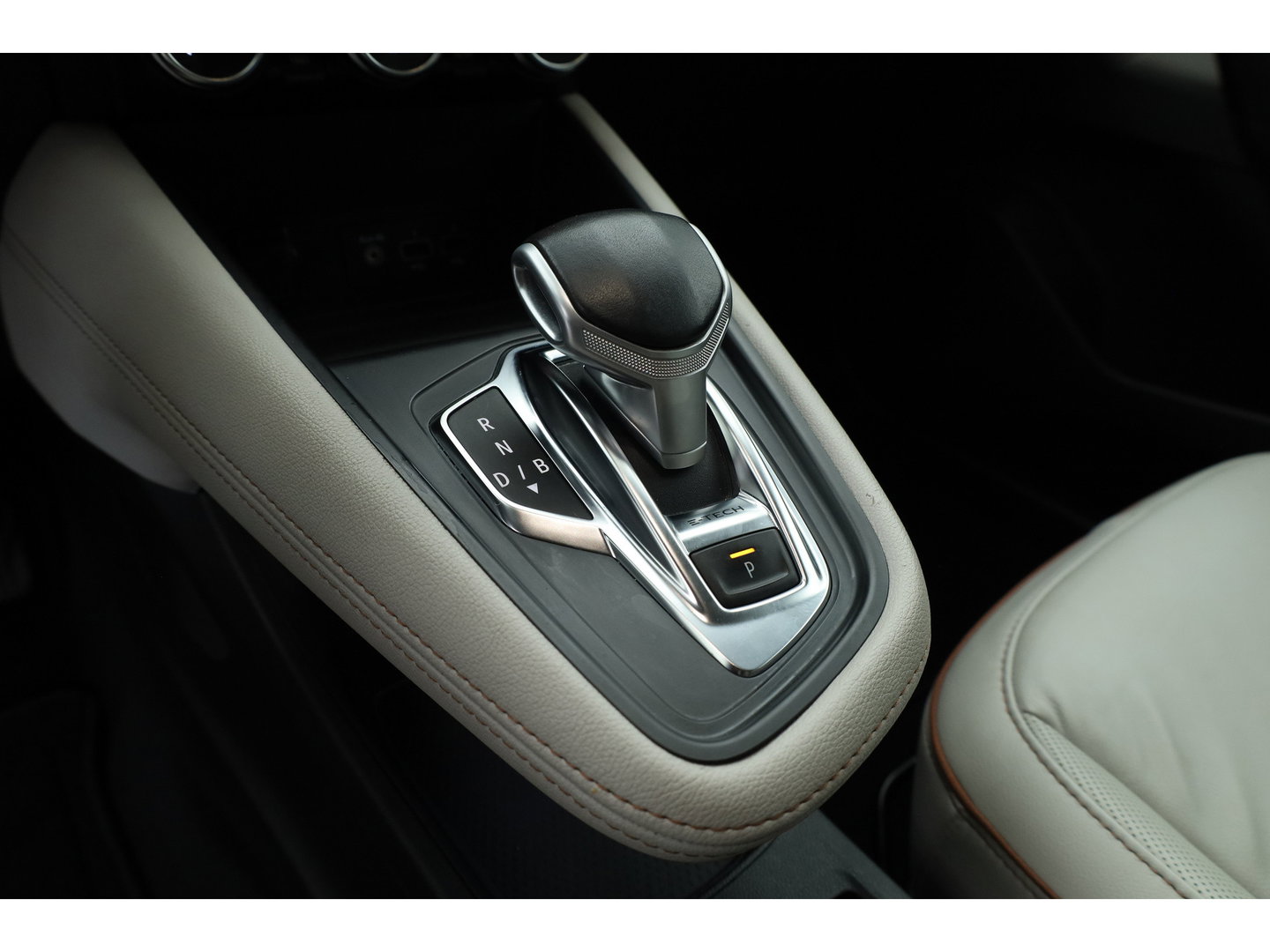 Renault Captur 1.6 E-Tech Plug-in Hybrid 160 Initiale Paris | SOH 89.1% | Cruise Contr. | Bose Audio | Trekhaak | Camera | Stoelverw. | Leder | Keyless R