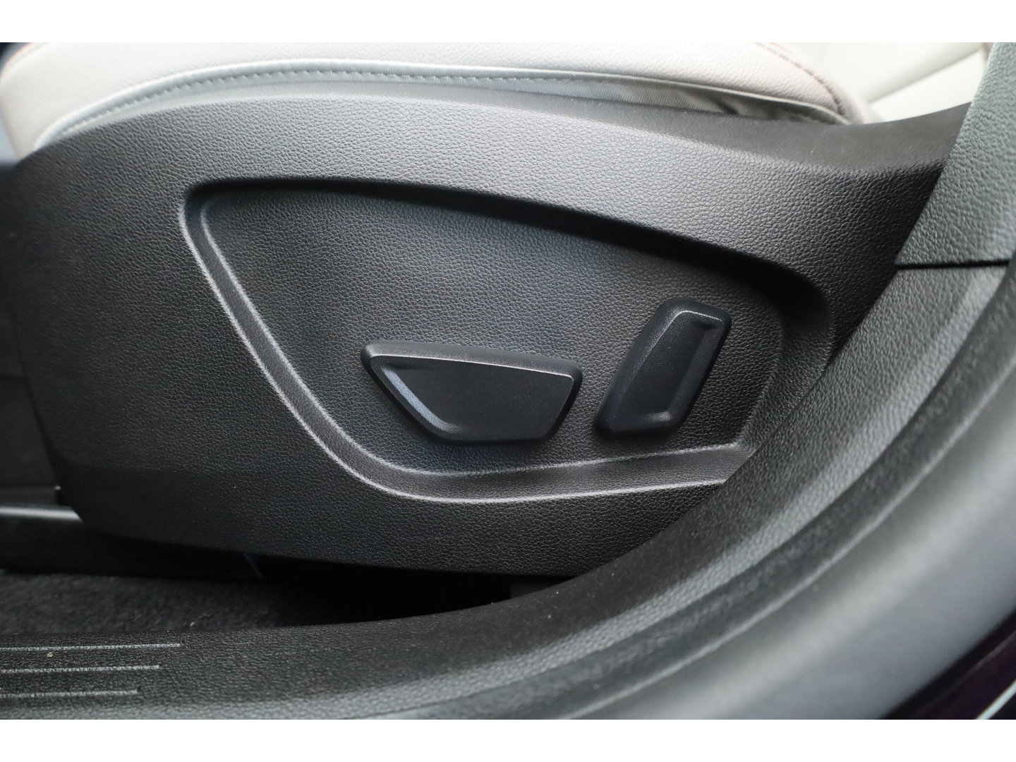 Renault Captur 1.6 E-Tech Plug-in Hybrid 160 Initiale Paris | SOH 89.1% | Cruise Contr. | Bose Audio | Trekhaak | Camera | Stoelverw. | Leder | Keyless R