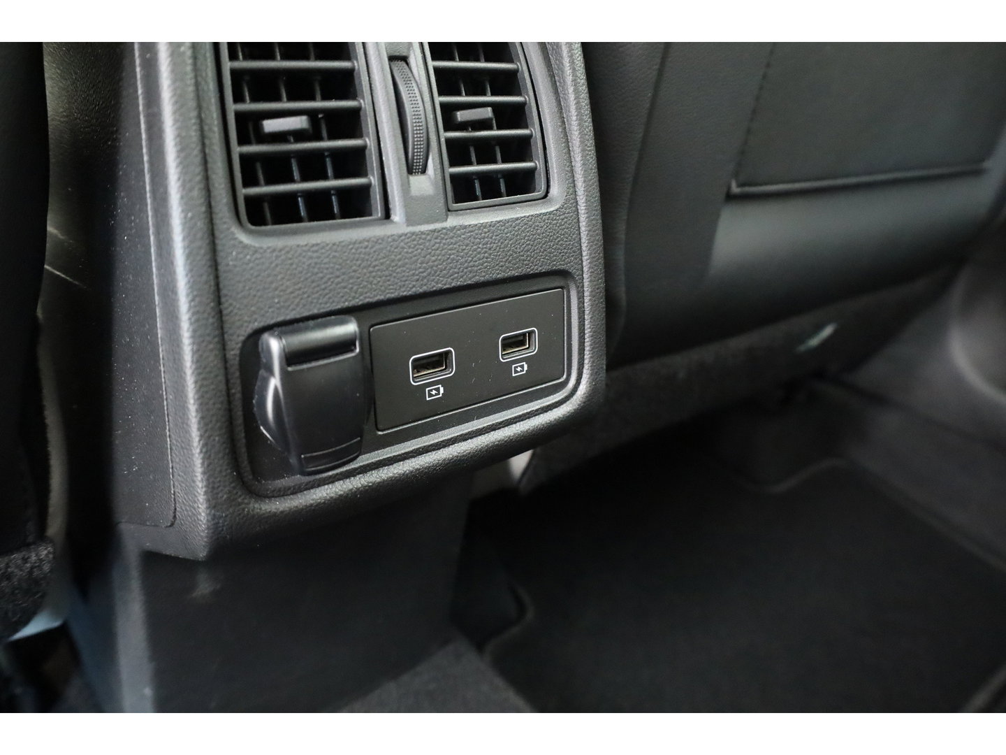 Renault Captur 1.6 E-Tech Plug-in Hybrid 160 Initiale Paris | SOH 89.1% | Cruise Contr. | Bose Audio | Trekhaak | Camera | Stoelverw. | Leder | Keyless R