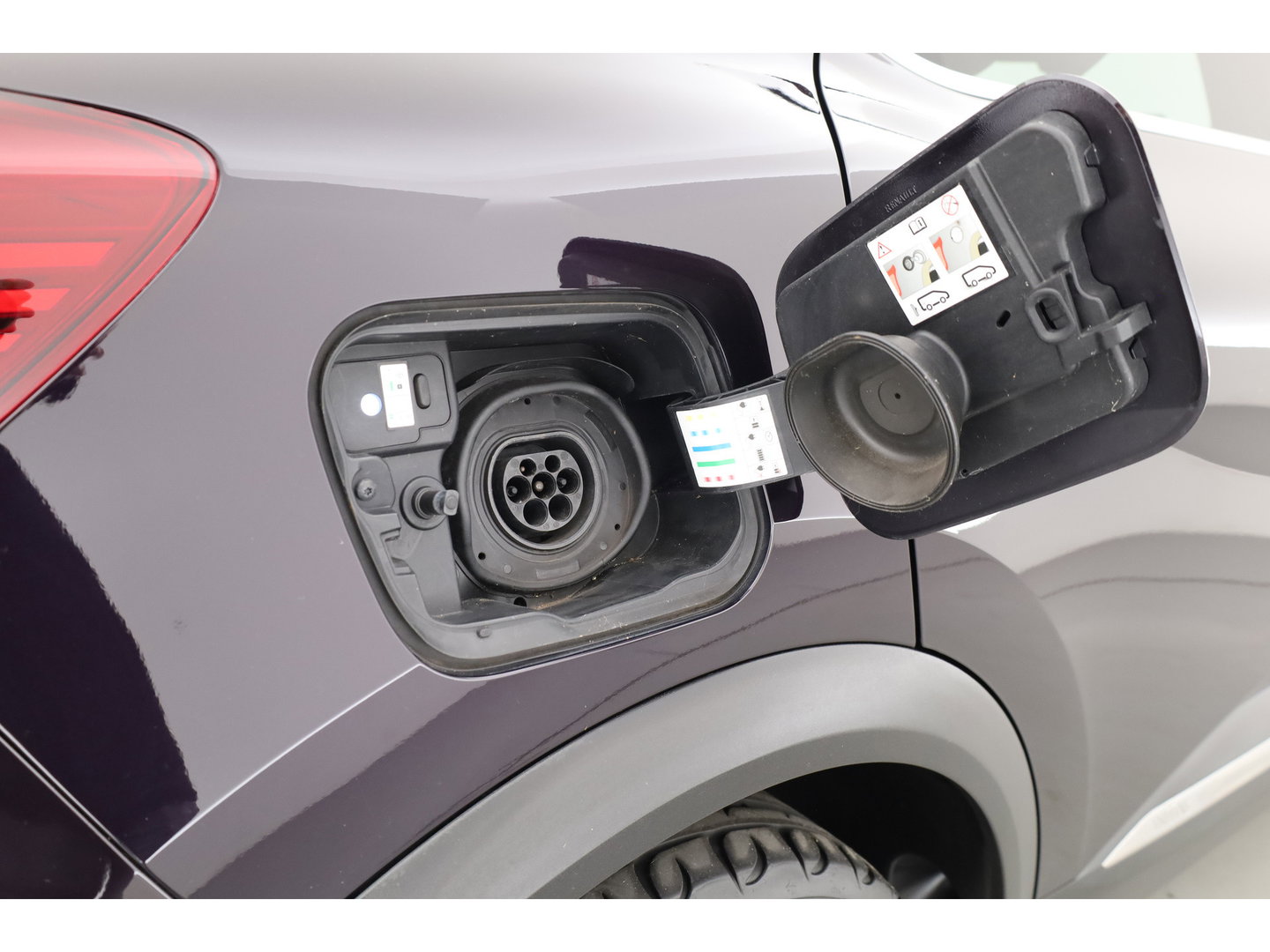 Renault Captur 1.6 E-Tech Plug-in Hybrid 160 Initiale Paris | SOH 89.1% | Cruise Contr. | Bose Audio | Trekhaak | Camera | Stoelverw. | Leder | Keyless R
