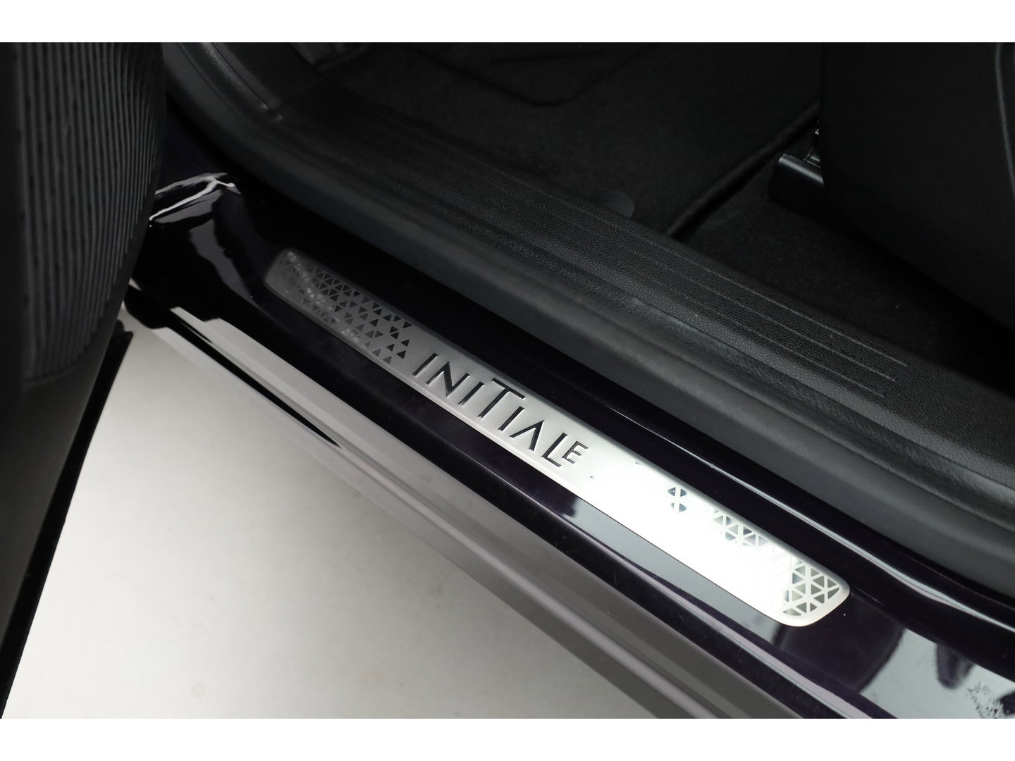 Renault Captur 1.6 E-Tech Plug-in Hybrid 160 Initiale Paris | SOH 89.1% | Cruise Contr. | Bose Audio | Trekhaak | Camera | Stoelverw. | Leder | Keyless R