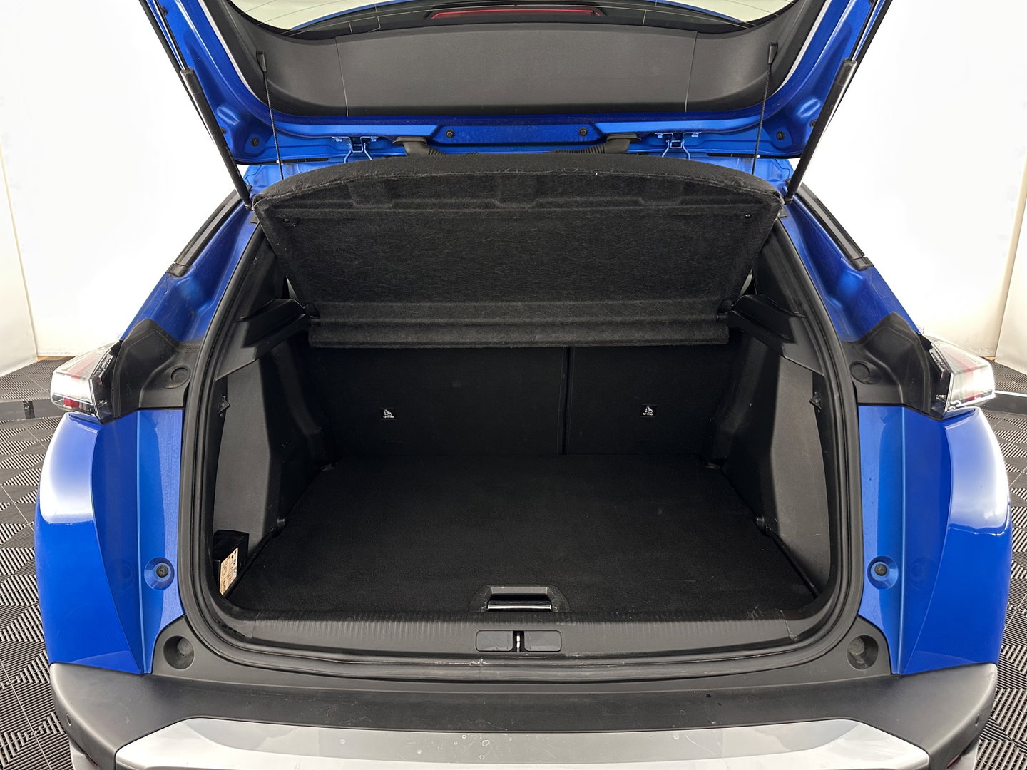 Peugeot 2008 1.5 BlueHDi Blue Lease Allure (INCL.  BTW) Aut. *FULL-LED | LEATHER-FABRIC | NAVI-FULLMAP | DIGI-COCKPIT | SPORTSEATS | CAMERA | KEYLESS | PRIVACY-GLASS |  CARPLAY | ECC | PDC | CRUISE | CARPLAY | TOWBAR | 18"ALU*