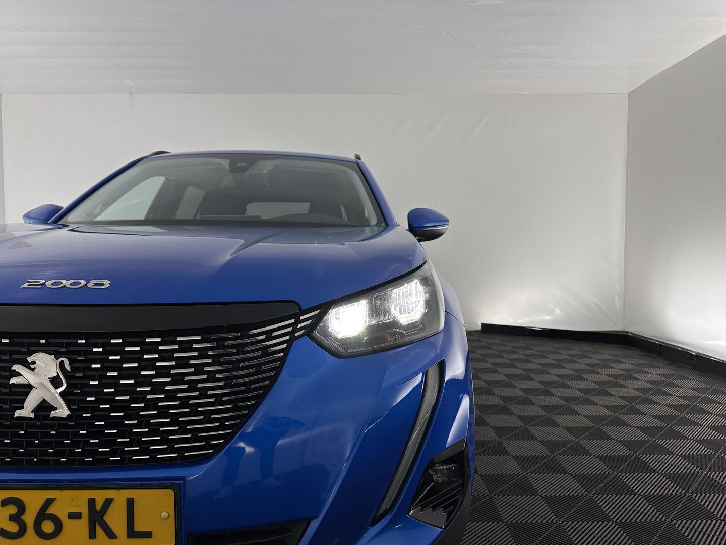 Peugeot 2008 1.5 BlueHDi Blue Lease Allure (INCL.  BTW) Aut. *FULL-LED | LEATHER-FABRIC | NAVI-FULLMAP | DIGI-COCKPIT | SPORTSEATS | CAMERA | KEYLESS | PRIVACY-GLASS |  CARPLAY | ECC | PDC | CRUISE | CARPLAY | TOWBAR | 18"ALU*