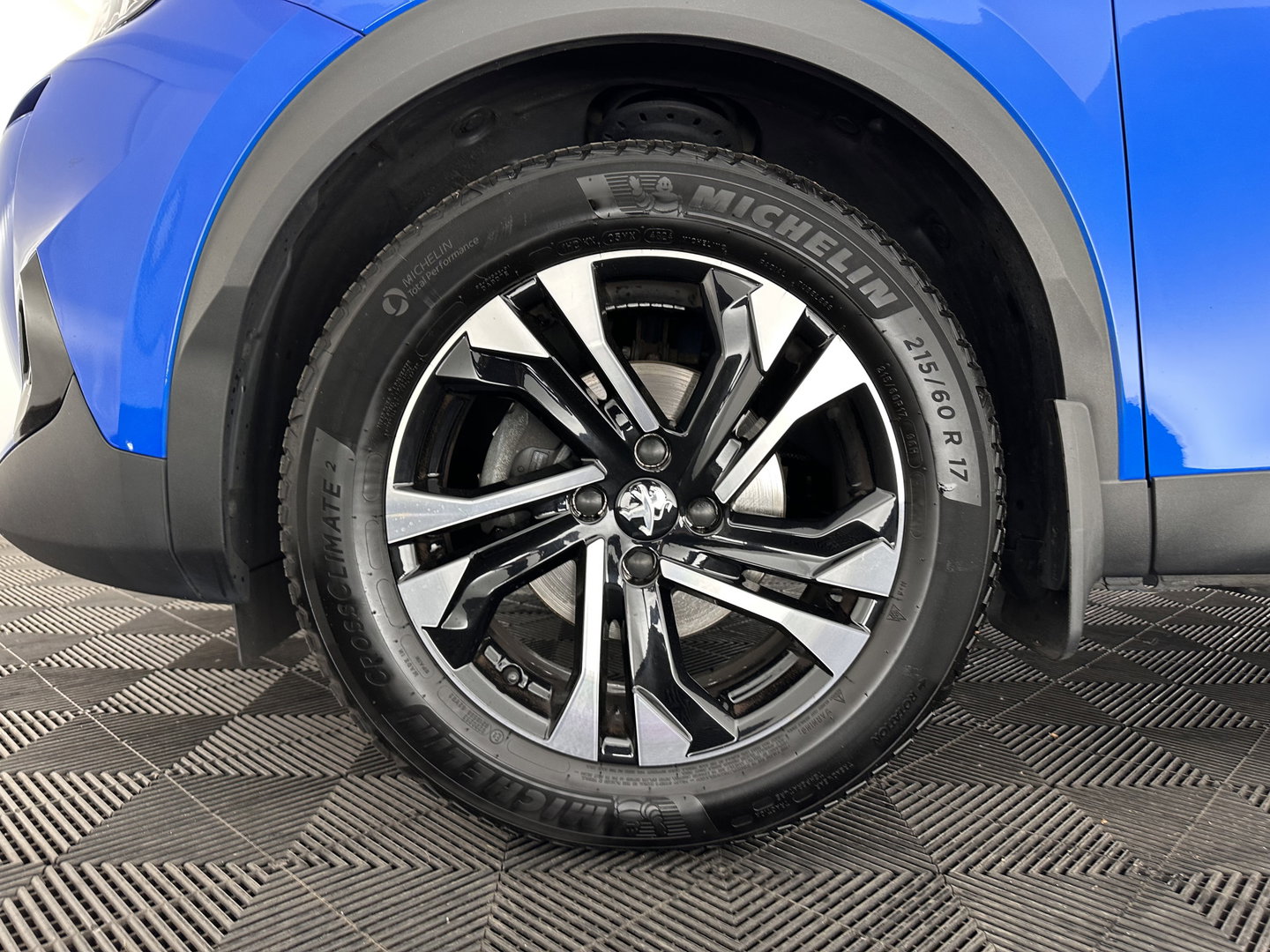 Peugeot 2008 1.5 BlueHDi Blue Lease Allure (INCL.  BTW) Aut. *FULL-LED | LEATHER-FABRIC | NAVI-FULLMAP | DIGI-COCKPIT | SPORTSEATS | CAMERA | KEYLESS | PRIVACY-GLASS |  CARPLAY | ECC | PDC | CRUISE | CARPLAY | TOWBAR | 18"ALU*