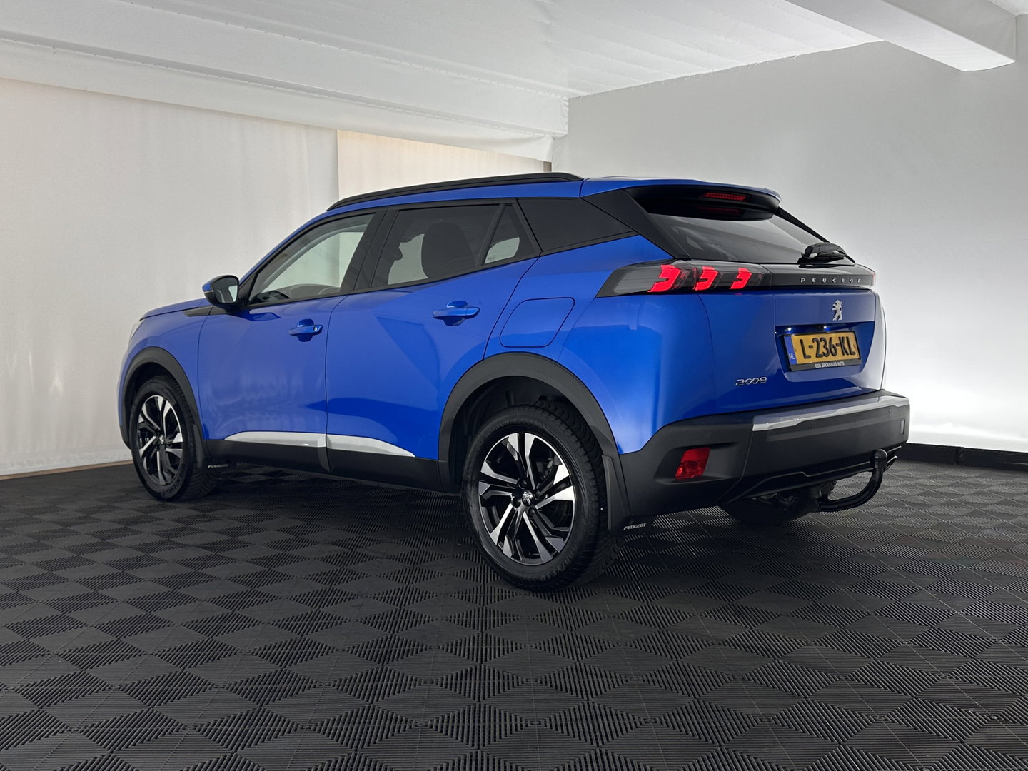 Peugeot 2008 1.5 BlueHDi Blue Lease Allure (INCL.  BTW) Aut. *FULL-LED | LEATHER-FABRIC | NAVI-FULLMAP | DIGI-COCKPIT | SPORTSEATS | CAMERA | KEYLESS | PRIVACY-GLASS |  CARPLAY | ECC | PDC | CRUISE | CARPLAY | TOWBAR | 18"ALU*