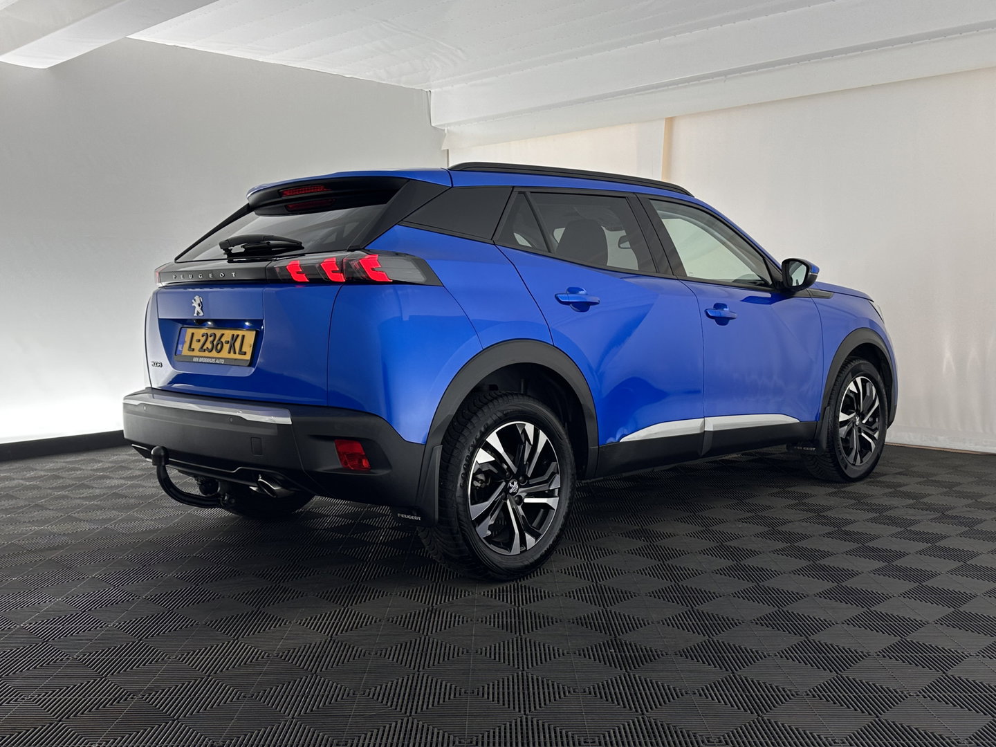Peugeot 2008 1.5 BlueHDi Blue Lease Allure (INCL.  BTW) Aut. *FULL-LED | LEATHER-FABRIC | NAVI-FULLMAP | DIGI-COCKPIT | SPORTSEATS | CAMERA | KEYLESS | PRIVACY-GLASS |  CARPLAY | ECC | PDC | CRUISE | CARPLAY | TOWBAR | 18"ALU*