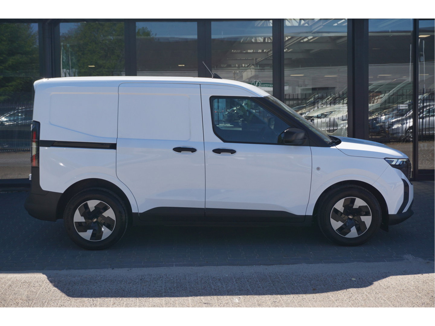 Ford Transit Courier Trend Elektrisch 44 kWh 136PK Apple CP/Android A, Cruise, Camera, Stoel/Stuur verwarming!! Nr. 575