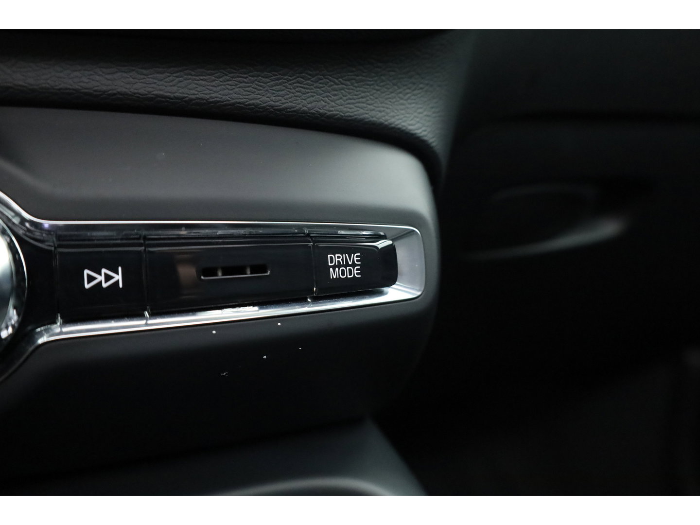 Volvo XC40 1.5 T5 Plug-in hybrid Ultimate Dark | SOH 95.9% | Pano | Leder | Adapt. Cruise | 360cam | Keyless | Stoel- Stuurverw. | Harman Kardon  x