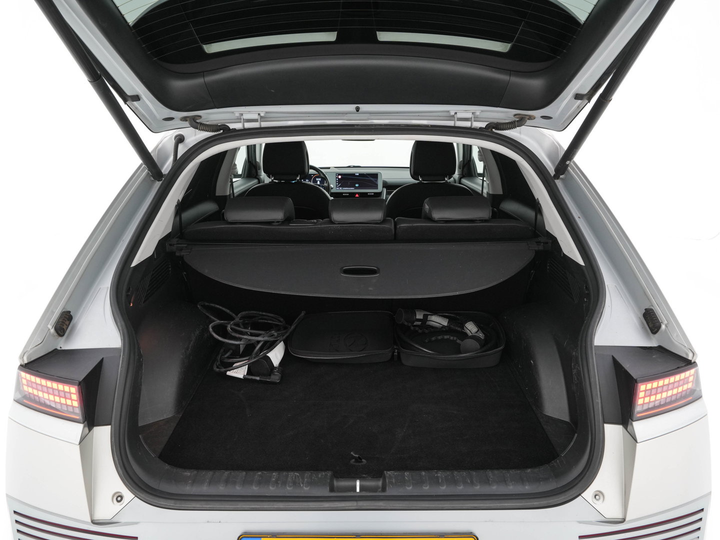 Hyundai IONIQ 5 Lounge 73kWh [ 3-Fase ] {SOH-97%} (INCL-BTW) Aut *HEATPUMP | LEATHER | PREMIUM-AUDIO | FULL-LED | ADAPTIVE-CRUISE | BLINDSPOT | DIGI-COCKPIT | AMBIENTLIGHT | DAB | SHIFTPADDLES | HEAD-UP | NAVI-FULLMAP | KEYLESS | ...