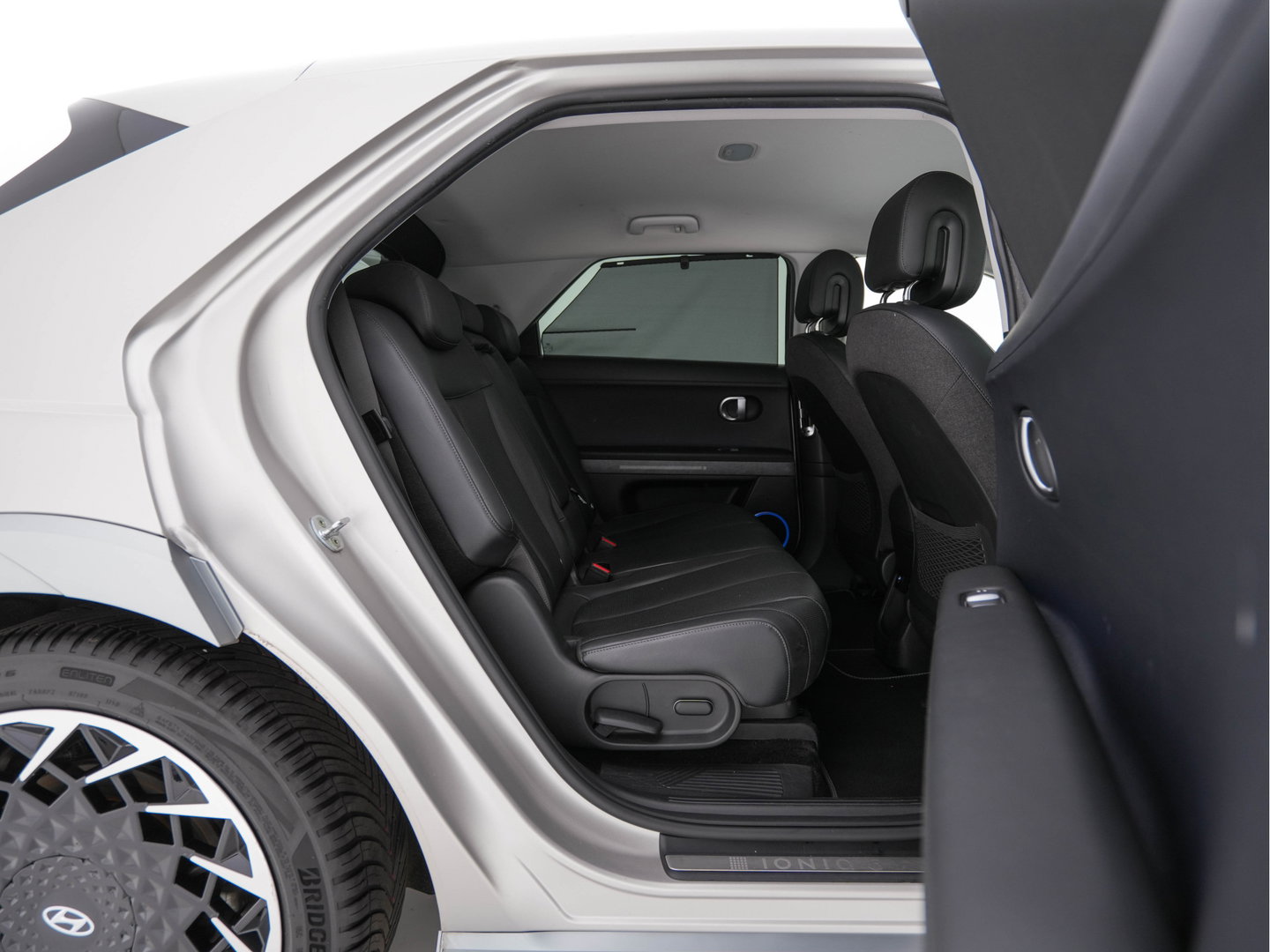 Hyundai IONIQ 5 Lounge 73kWh [ 3-Fase ] {SOH-97%} (INCL-BTW) Aut *HEATPUMP | LEATHER | PREMIUM-AUDIO | FULL-LED | ADAPTIVE-CRUISE | BLINDSPOT | DIGI-COCKPIT | AMBIENTLIGHT | DAB | SHIFTPADDLES | HEAD-UP | NAVI-FULLMAP | KEYLESS | ...