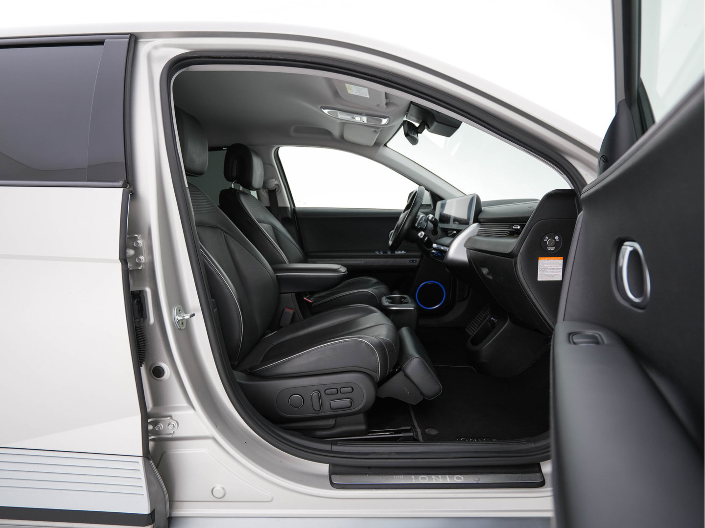 Hyundai IONIQ 5 Lounge 73kWh [ 3-Fase ] {SOH-97%} (INCL-BTW) Aut *HEATPUMP | LEATHER | PREMIUM-AUDIO | FULL-LED | ADAPTIVE-CRUISE | BLINDSPOT | DIGI-COCKPIT | AMBIENTLIGHT | DAB | SHIFTPADDLES | HEAD-UP | NAVI-FULLMAP | KEYLESS | ...