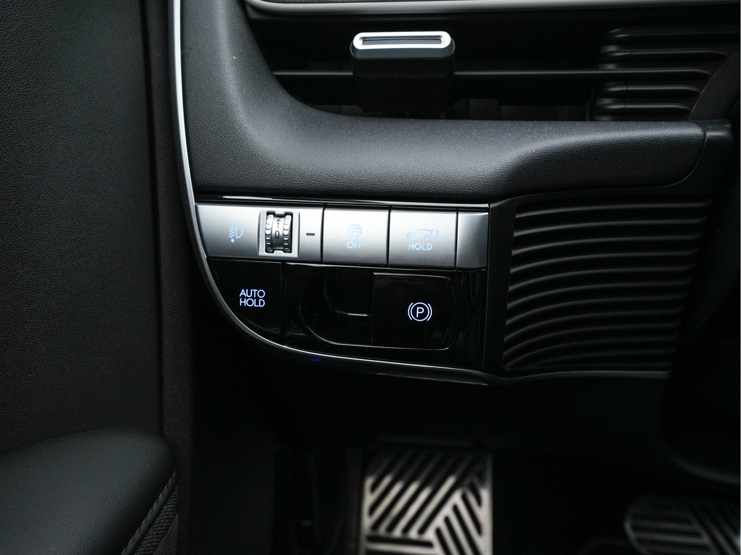 Hyundai IONIQ 5 Lounge 73kWh [ 3-Fase ] {SOH-97%} (INCL-BTW) Aut *HEATPUMP | LEATHER | PREMIUM-AUDIO | FULL-LED | ADAPTIVE-CRUISE | BLINDSPOT | DIGI-COCKPIT | AMBIENTLIGHT | DAB | SHIFTPADDLES | HEAD-UP | NAVI-FULLMAP | KEYLESS | ...