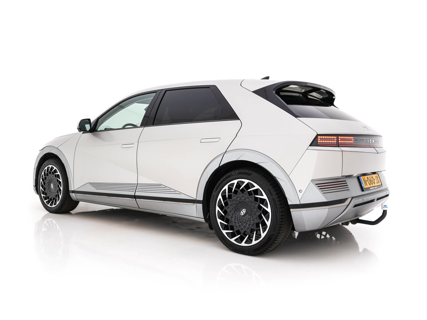 Hyundai IONIQ 5 Lounge 73kWh [ 3-Fase ] {SOH-97%} (INCL-BTW) Aut *HEATPUMP | LEATHER | PREMIUM-AUDIO | FULL-LED | ADAPTIVE-CRUISE | BLINDSPOT | DIGI-COCKPIT | AMBIENTLIGHT | DAB | SHIFTPADDLES | HEAD-UP | NAVI-FULLMAP | KEYLESS | ...