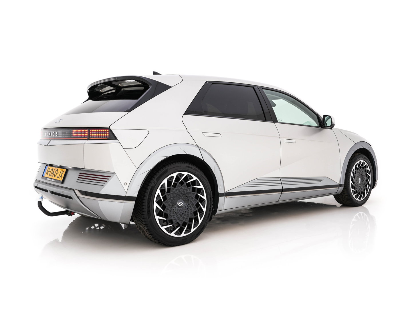Hyundai IONIQ 5 Lounge 73kWh [ 3-Fase ] {SOH-97%} (INCL-BTW) Aut *HEATPUMP | LEATHER | PREMIUM-AUDIO | FULL-LED | ADAPTIVE-CRUISE | BLINDSPOT | DIGI-COCKPIT | AMBIENTLIGHT | DAB | SHIFTPADDLES | HEAD-UP | NAVI-FULLMAP | KEYLESS | ...