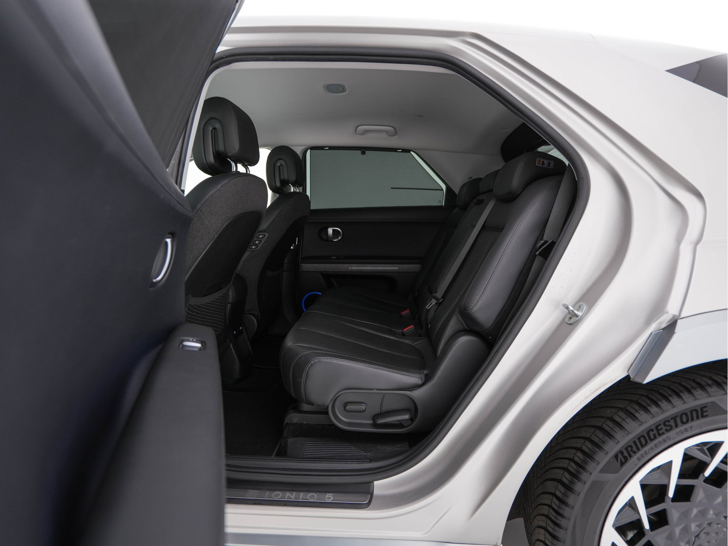 Hyundai IONIQ 5 Lounge 73kWh [ 3-Fase ] {SOH-97%} (INCL-BTW) Aut *HEATPUMP | LEATHER | PREMIUM-AUDIO | FULL-LED | ADAPTIVE-CRUISE | BLINDSPOT | DIGI-COCKPIT | AMBIENTLIGHT | DAB | SHIFTPADDLES | HEAD-UP | NAVI-FULLMAP | KEYLESS | ...