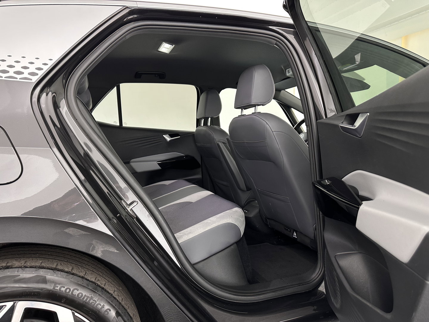 Volkswagen ID.3 First Plus 58 kWh [ 3-Fase ] (INCL.BTW) Aut. *FULL-LED | HEATED-COMFORTSEATS | CAMERA | DIGI-COCKPIT | NAVI-FULLMAP | KEYLESS | PRIVACY-GLASS | AMBIENT-LIGHT | ECC | PDC | CRUISE | 19''ALU*