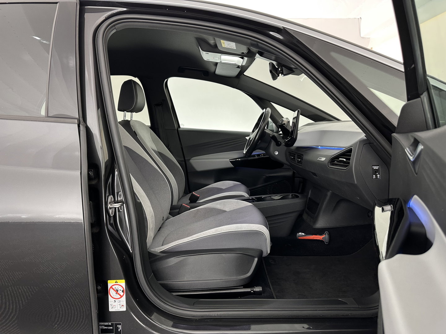 Volkswagen ID.3 First Plus 58 kWh [ 3-Fase ] (INCL.BTW) Aut. *FULL-LED | HEATED-COMFORTSEATS | CAMERA | DIGI-COCKPIT | NAVI-FULLMAP | KEYLESS | PRIVACY-GLASS | AMBIENT-LIGHT | ECC | PDC | CRUISE | 19''ALU*