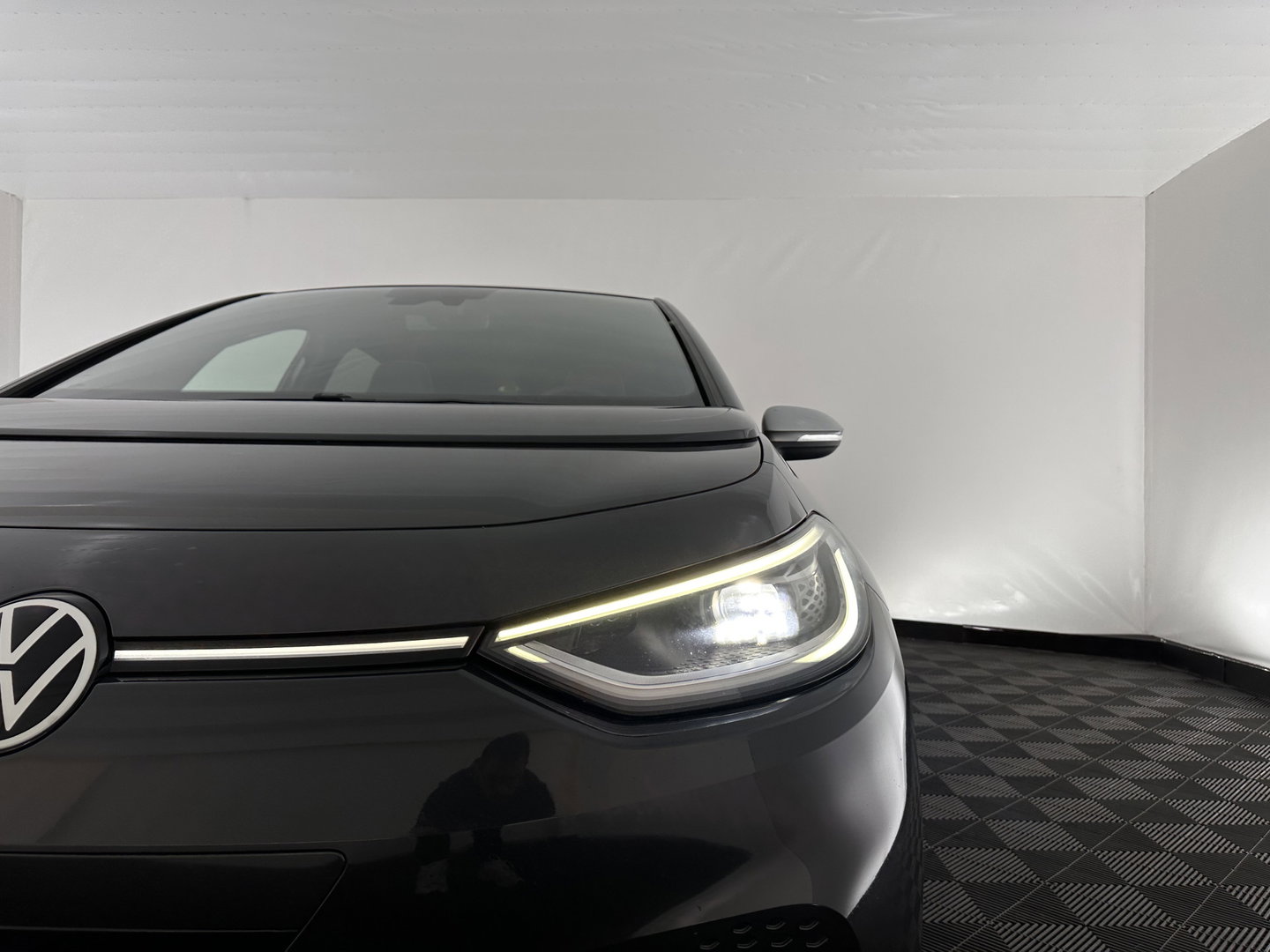 Volkswagen ID.3 First Plus 58 kWh [ 3-Fase ] (INCL.BTW) Aut. *FULL-LED | HEATED-COMFORTSEATS | CAMERA | DIGI-COCKPIT | NAVI-FULLMAP | KEYLESS | PRIVACY-GLASS | AMBIENT-LIGHT | ECC | PDC | CRUISE | 19''ALU*