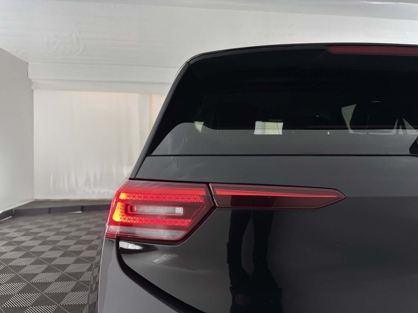Volkswagen ID.3 First Plus 58 kWh [ 3-Fase ] (INCL.BTW) Aut. *FULL-LED | HEATED-COMFORTSEATS | CAMERA | DIGI-COCKPIT | NAVI-FULLMAP | KEYLESS | PRIVACY-GLASS | AMBIENT-LIGHT | ECC | PDC | CRUISE | 19''ALU*