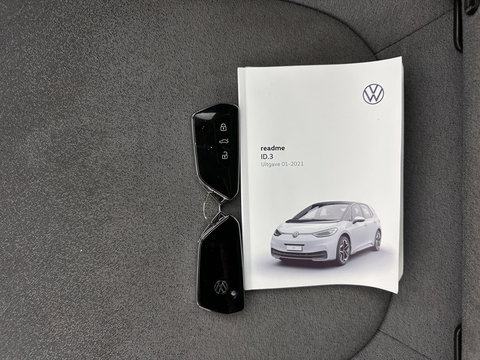 Volkswagen ID.3 First Plus 58 kWh [ 3-Fase ] (INCL.BTW) Aut. *FULL-LED | HEATED-COMFORTSEATS | CAMERA | DIGI-COCKPIT | NAVI-FULLMAP | KEYLESS | PRIVACY-GLASS | AMBIENT-LIGHT | ECC | PDC | CRUISE | 19''ALU*