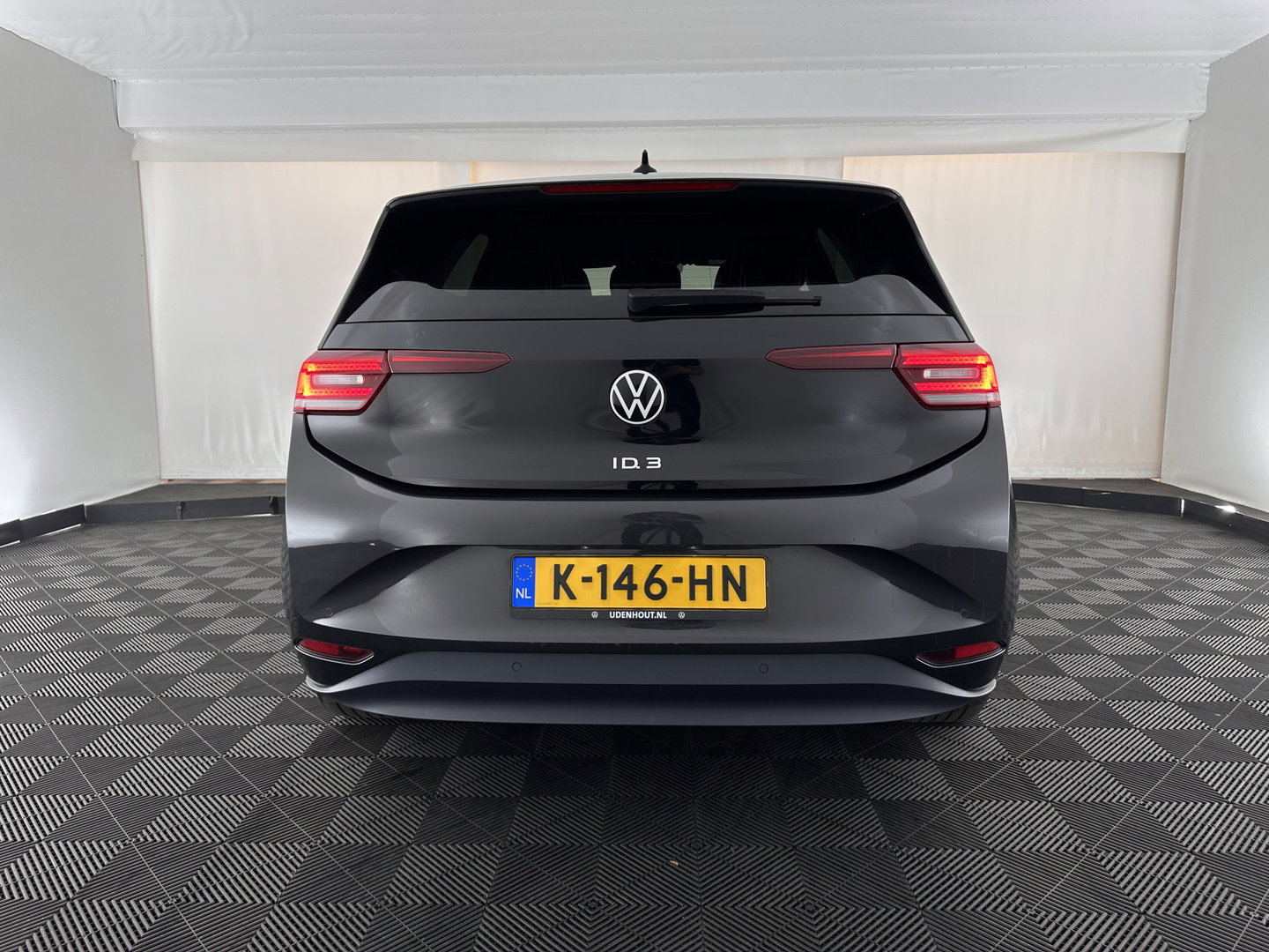 Volkswagen ID.3 First Plus 58 kWh [ 3-Fase ] (INCL.BTW) Aut. *FULL-LED | HEATED-COMFORTSEATS | CAMERA | DIGI-COCKPIT | NAVI-FULLMAP | KEYLESS | PRIVACY-GLASS | AMBIENT-LIGHT | ECC | PDC | CRUISE | 19''ALU*