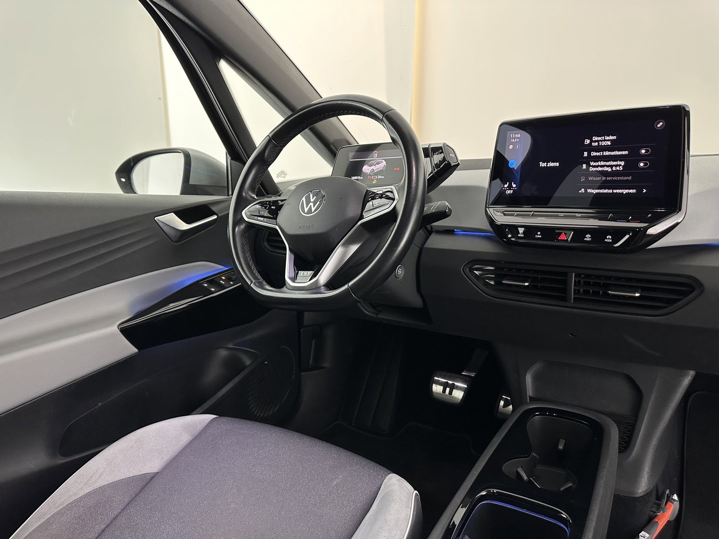 Volkswagen ID.3 First Plus 58 kWh [ 3-Fase ] (INCL.BTW) Aut. *FULL-LED | HEATED-COMFORTSEATS | CAMERA | DIGI-COCKPIT | NAVI-FULLMAP | KEYLESS | PRIVACY-GLASS | AMBIENT-LIGHT | ECC | PDC | CRUISE | 19''ALU*