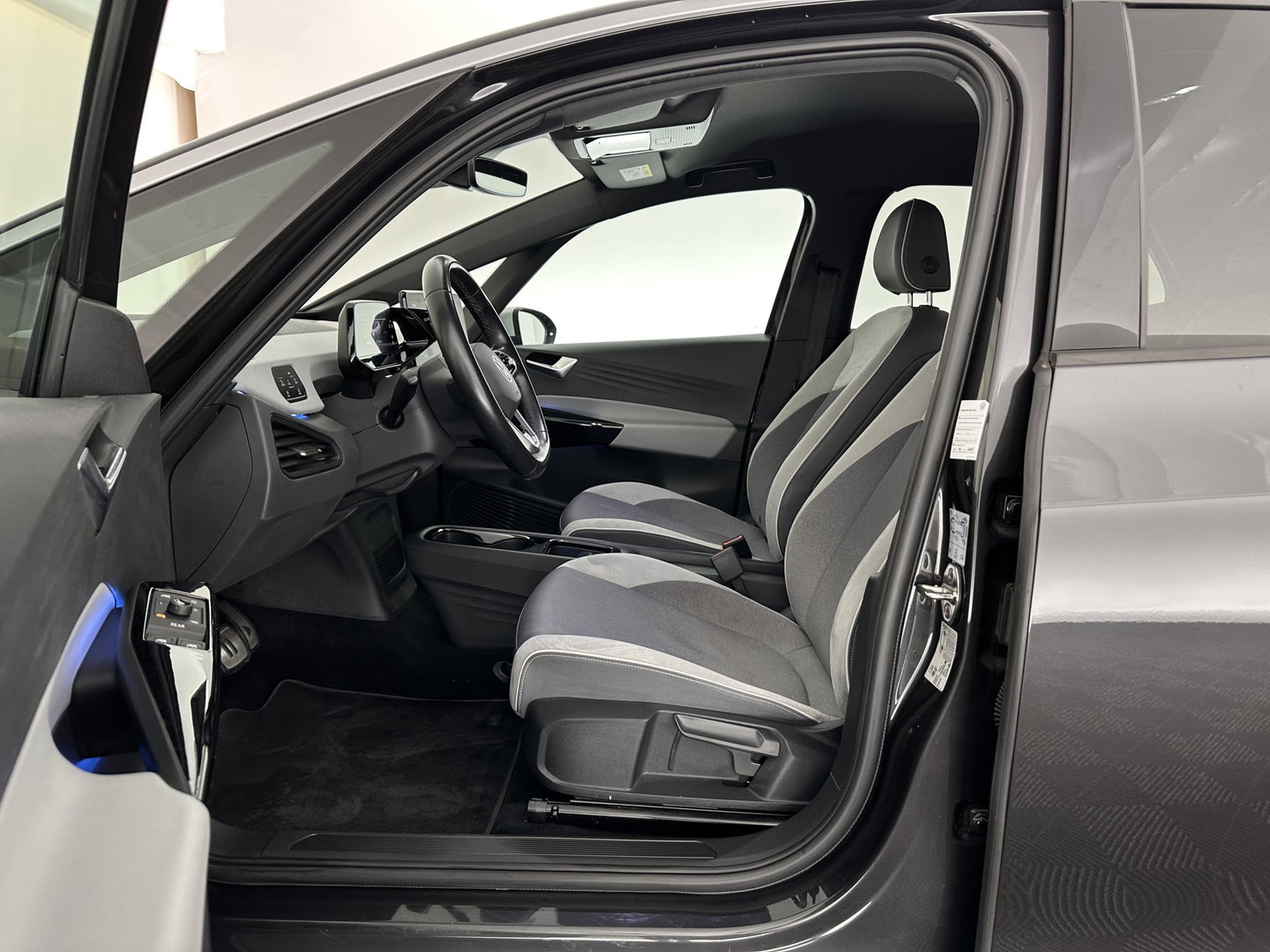 Volkswagen ID.3 First Plus 58 kWh [ 3-Fase ] (INCL.BTW) Aut. *FULL-LED | HEATED-COMFORTSEATS | CAMERA | DIGI-COCKPIT | NAVI-FULLMAP | KEYLESS | PRIVACY-GLASS | AMBIENT-LIGHT | ECC | PDC | CRUISE | 19''ALU*