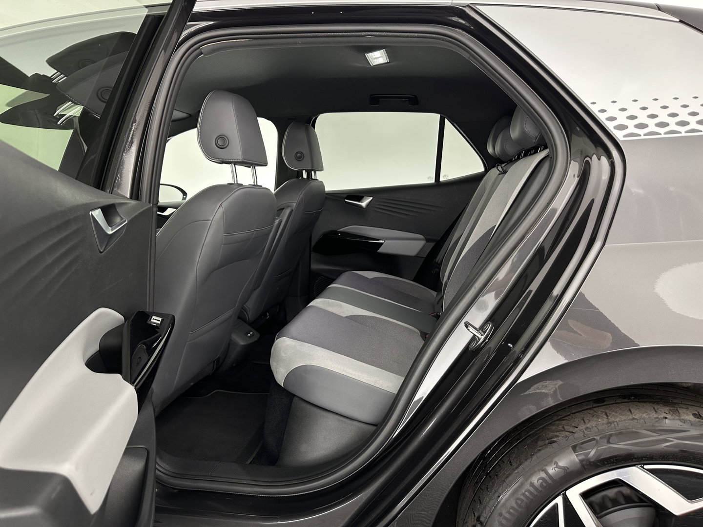 Volkswagen ID.3 First Plus 58 kWh [ 3-Fase ] (INCL.BTW) Aut. *FULL-LED | HEATED-COMFORTSEATS | CAMERA | DIGI-COCKPIT | NAVI-FULLMAP | KEYLESS | PRIVACY-GLASS | AMBIENT-LIGHT | ECC | PDC | CRUISE | 19''ALU*