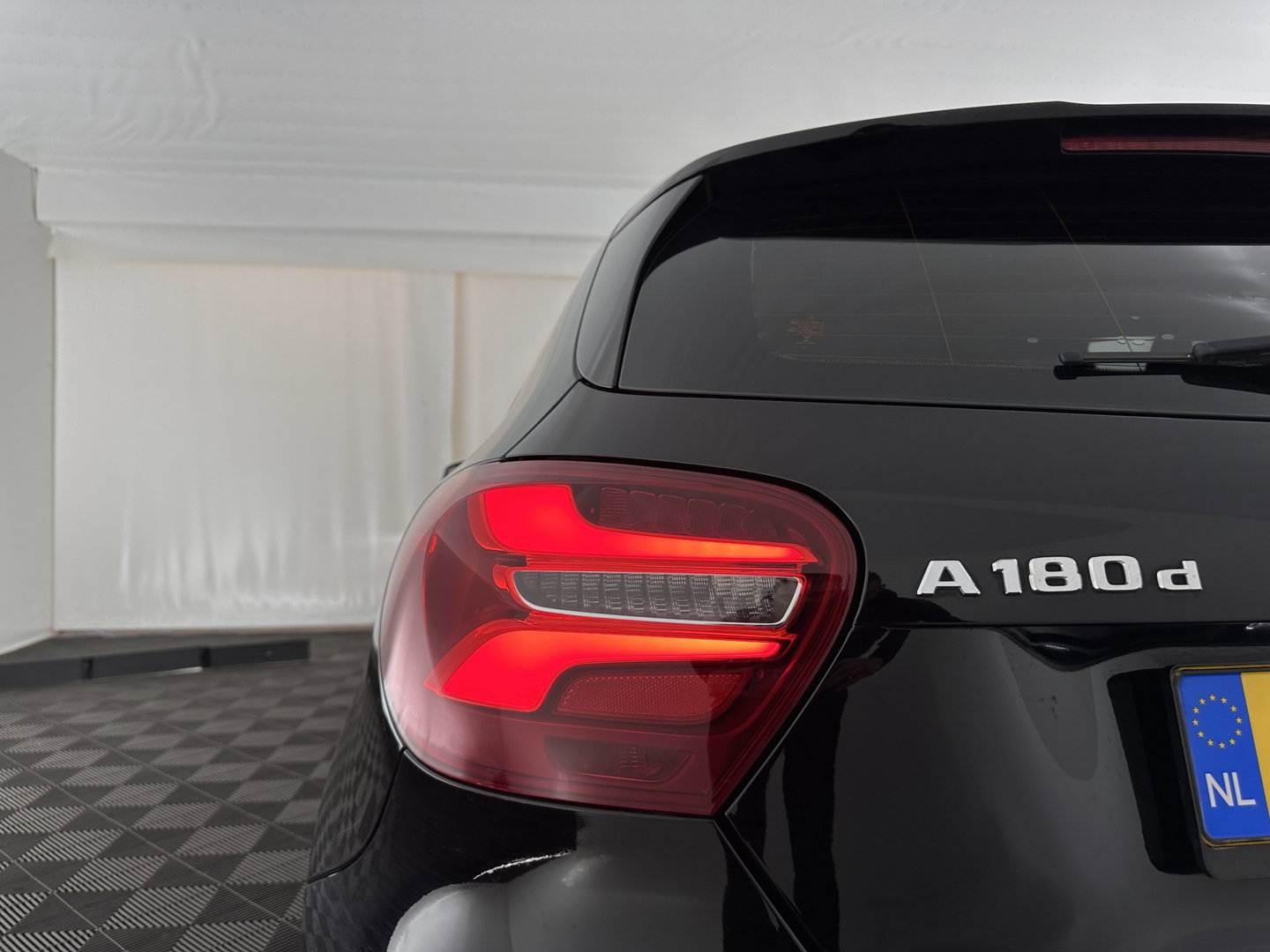 Mercedes-Benz A-Klasse 180 d Business Solution *LEATHER-FABRIC | FULL-LED | NAVI-FULLMAP | CAMERA | HEATED-SPORTSEATS | PRIVACY-GLASS | ECC | PDC | CRUISE | 17''ALU*