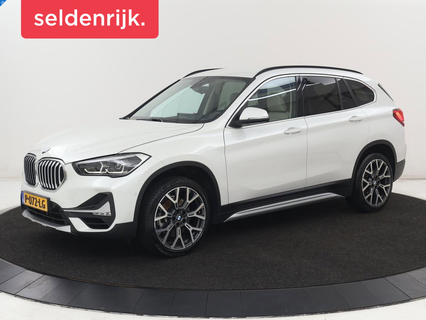 BMW X1 sDrive20i Business Edition Plus | Leder | Head-Up | Trekhaak | Stoelverwarming | Carplay | Sfeerverlichting | Full LED | Navigatie | Sportstoelen | Climate control | Parkeerhulp | Cruise control
