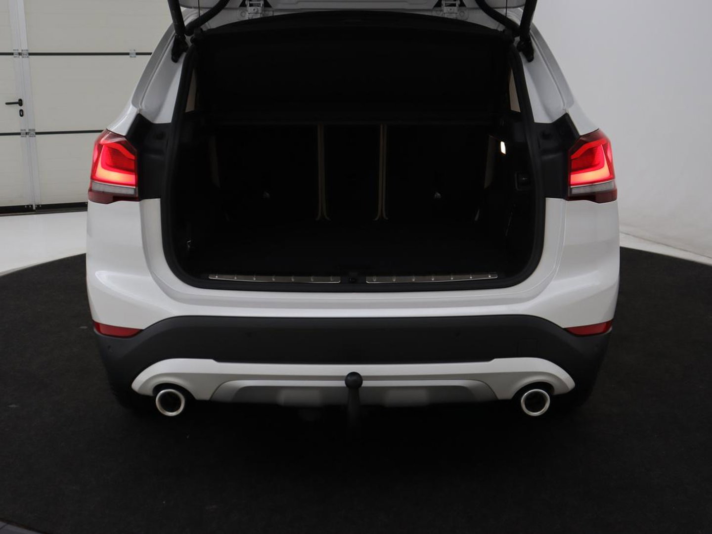 BMW X1 sDrive20i Business Edition Plus | Leder | Head-Up | Trekhaak | Stoelverwarming | Carplay | Sfeerverlichting | Full LED | Navigatie | Sportstoelen | Climate control | Parkeerhulp | Cruise control