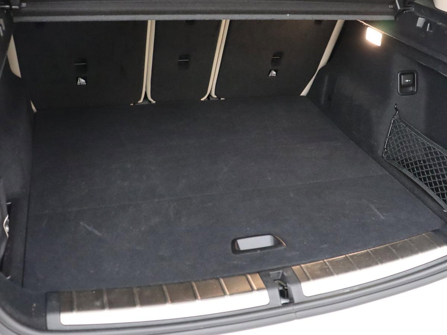 BMW X1 sDrive20i Business Edition Plus | Leder | Head-Up | Trekhaak | Stoelverwarming | Carplay | Sfeerverlichting | Full LED | Navigatie | Sportstoelen | Climate control | Parkeerhulp | Cruise control