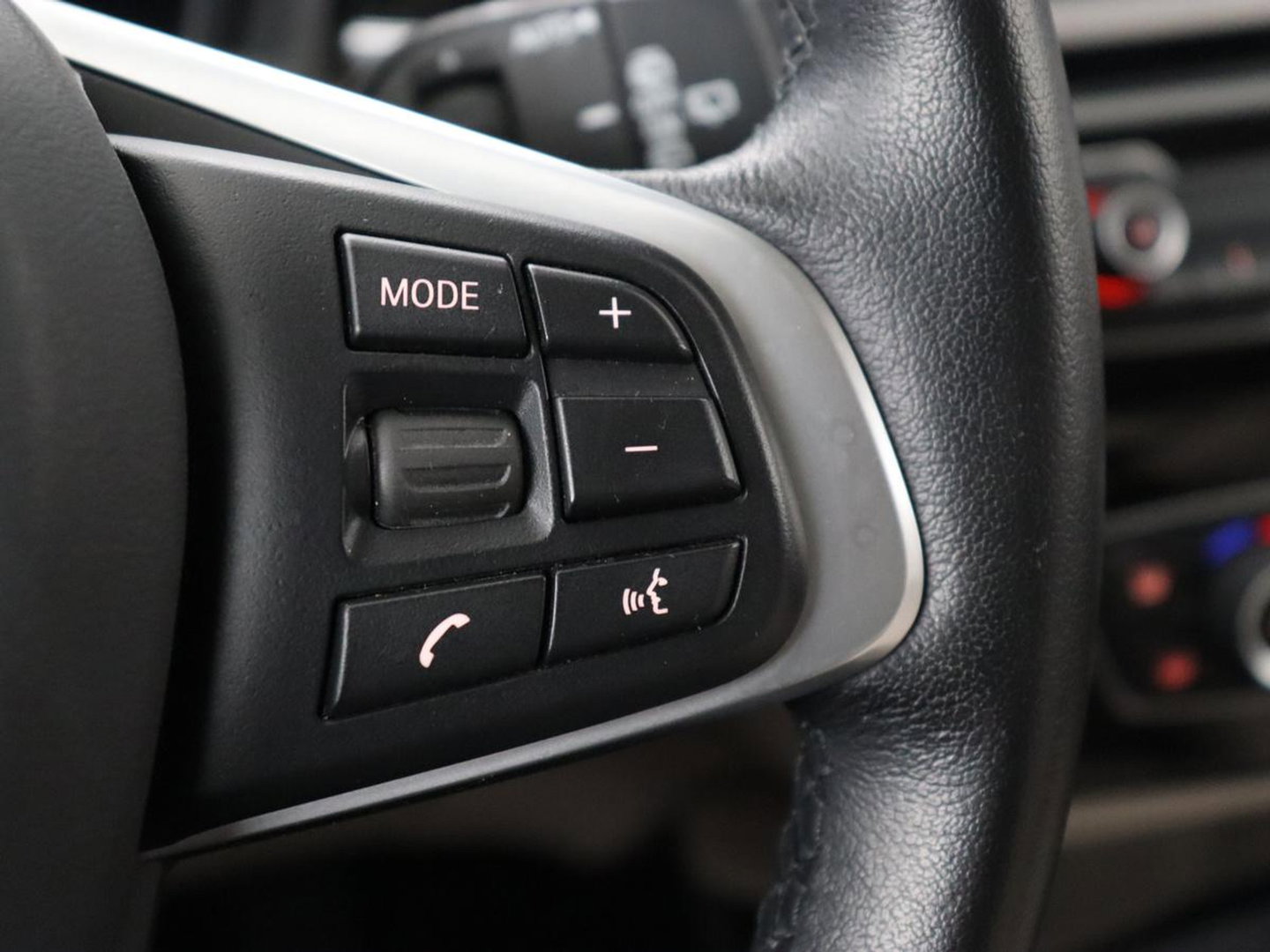 BMW X1 sDrive20i Business Edition Plus | Leder | Head-Up | Trekhaak | Stoelverwarming | Carplay | Sfeerverlichting | Full LED | Navigatie | Sportstoelen | Climate control | Parkeerhulp | Cruise control